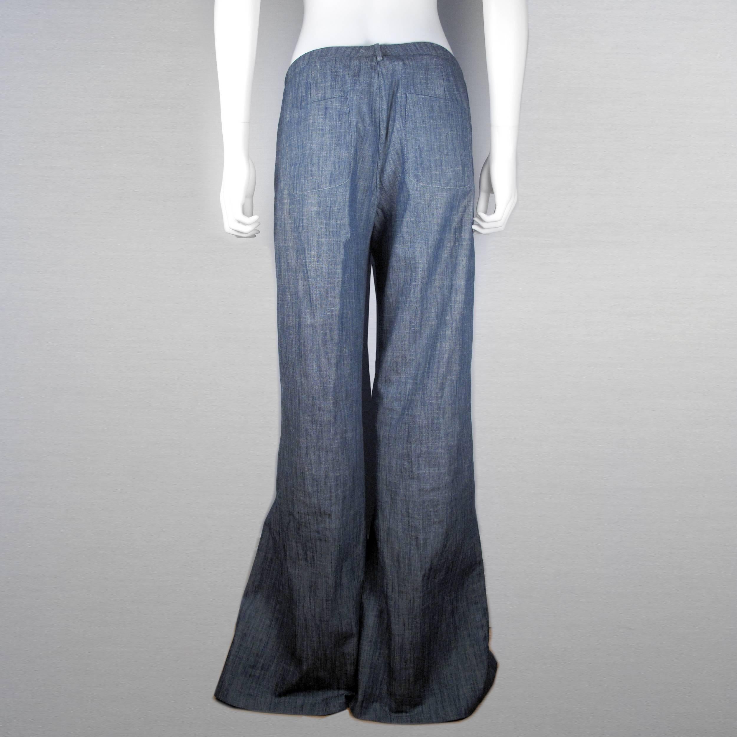 Chanel - Wide Leg Jeans
 
Size: US 8 - 40

Color: Medium Wash

Material: 98% Cotton - 2% Spandex

------------------------------------------------------------

Details:

- wide leg flare jeans

- silver tone hardware

- cc logo at