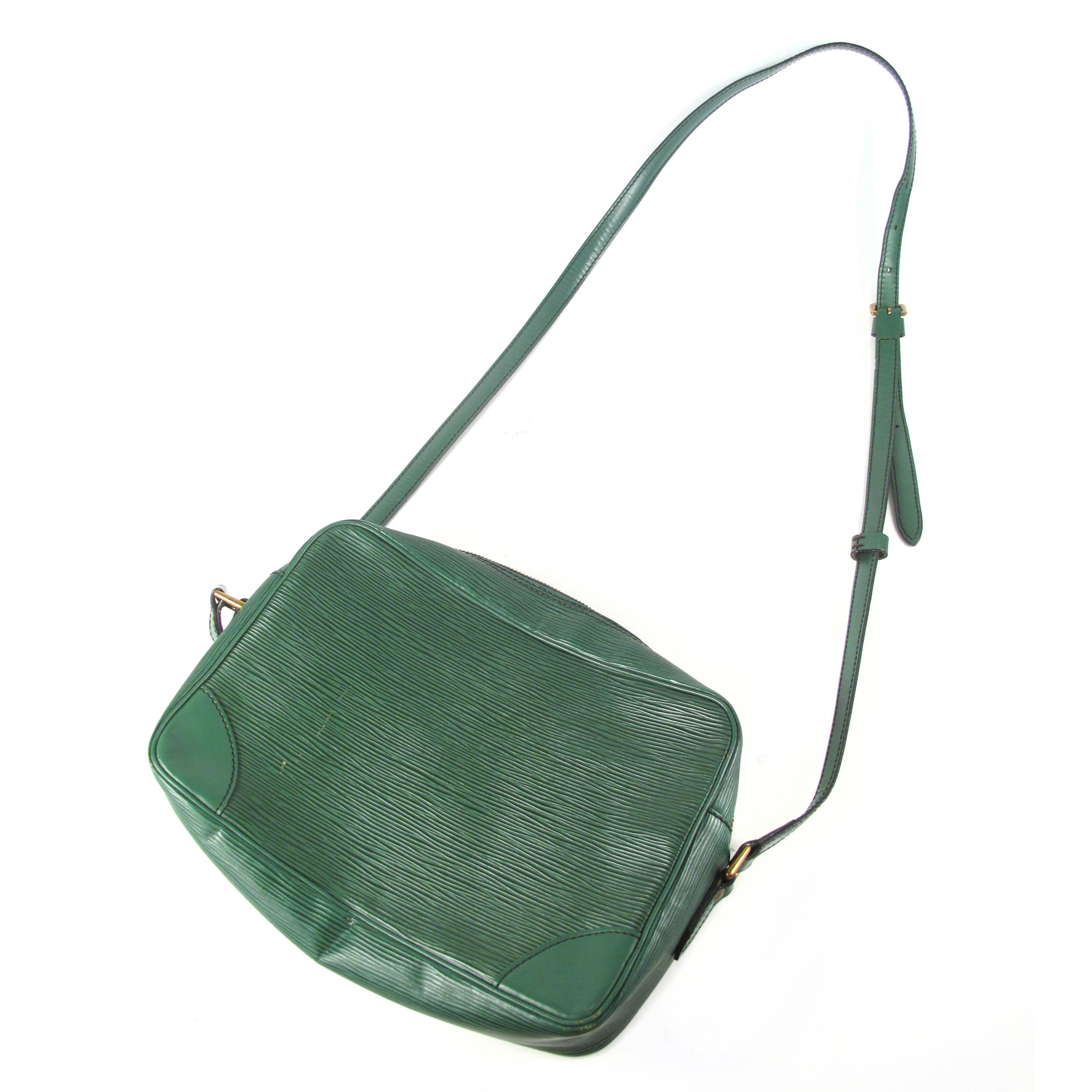 Louis Vuitton - Crossbody Bag

Color: Green

Material: Leather

------------------------------------------------------------

Details:

- adjustable crossbody strap

- zip top closure

- gold tone hardware

- exterior slit
