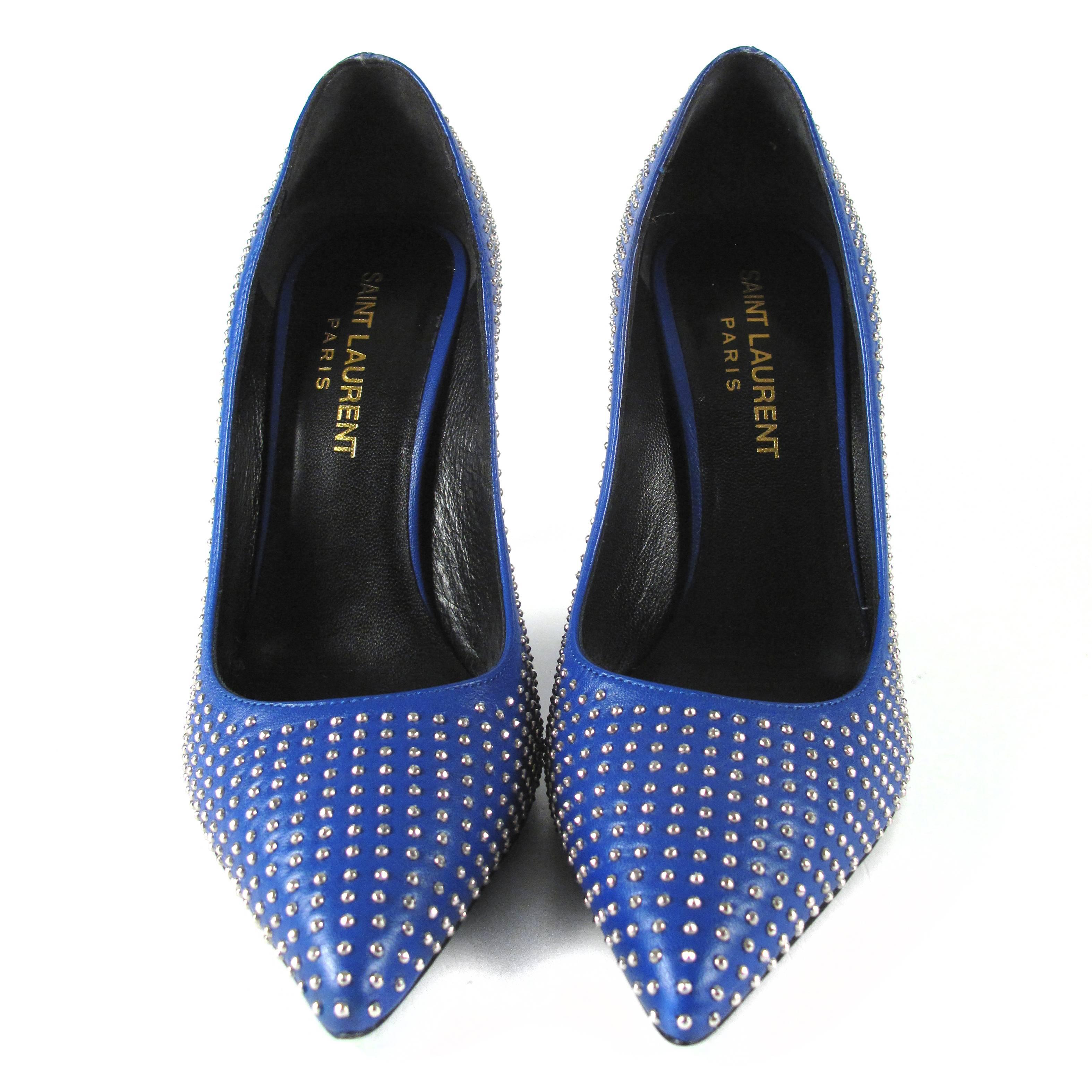 Saint Laurent - Studded Heels

Size: US 5 - 35

Color: Blue

Material: Leather

------------------------------------------------------------

Details:

- silver tone hardware

- studded throughout

- pointed toes

- includes