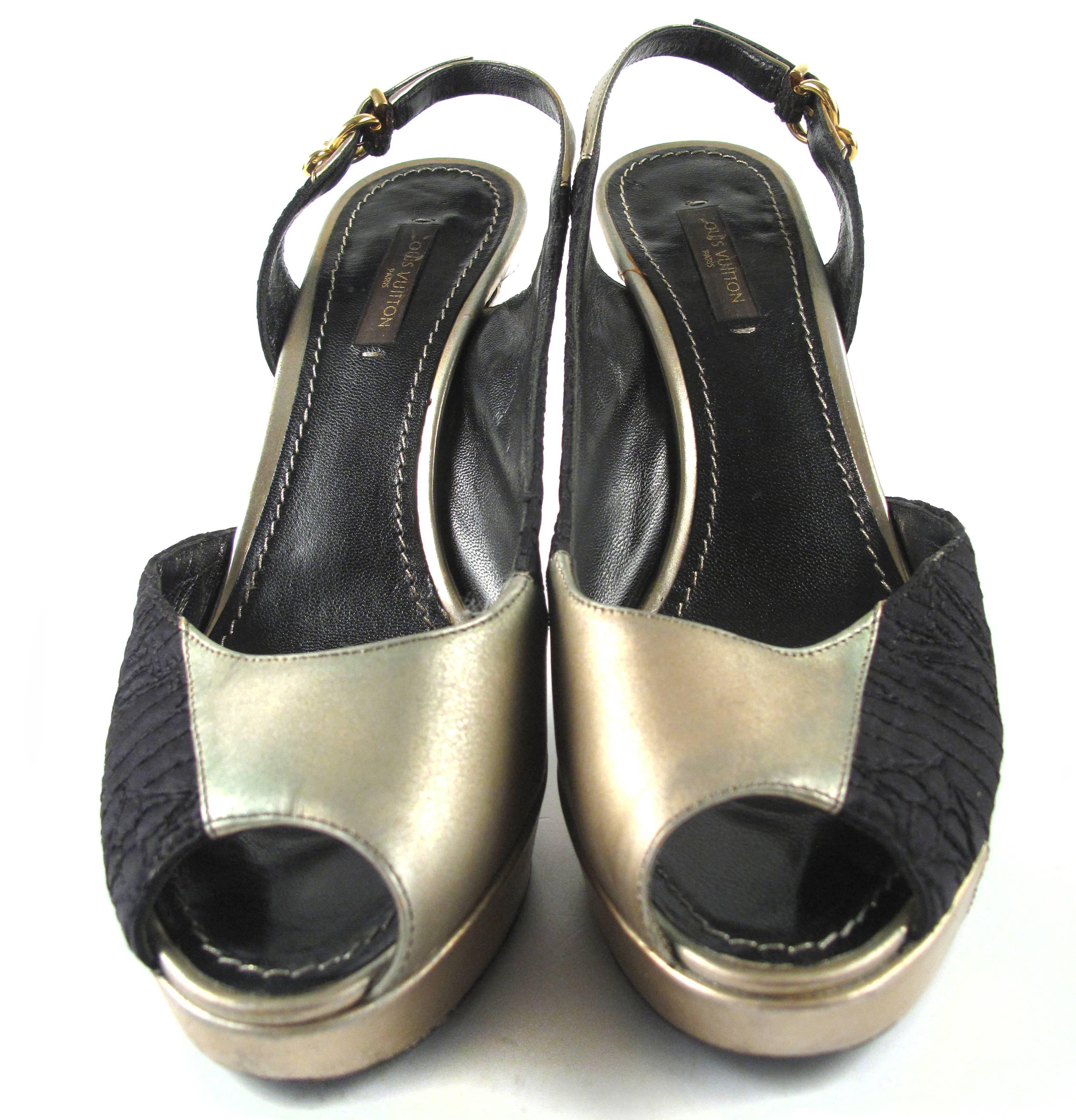 Louis Vuitton - Metallic Slingback Heels

Size: US 6.5 - 36.5

Color: Black / Gold

Material: Leather / Fabric

------------------------------------------------------------

Details:

- peep toe

- monogrammed fabric panels

-