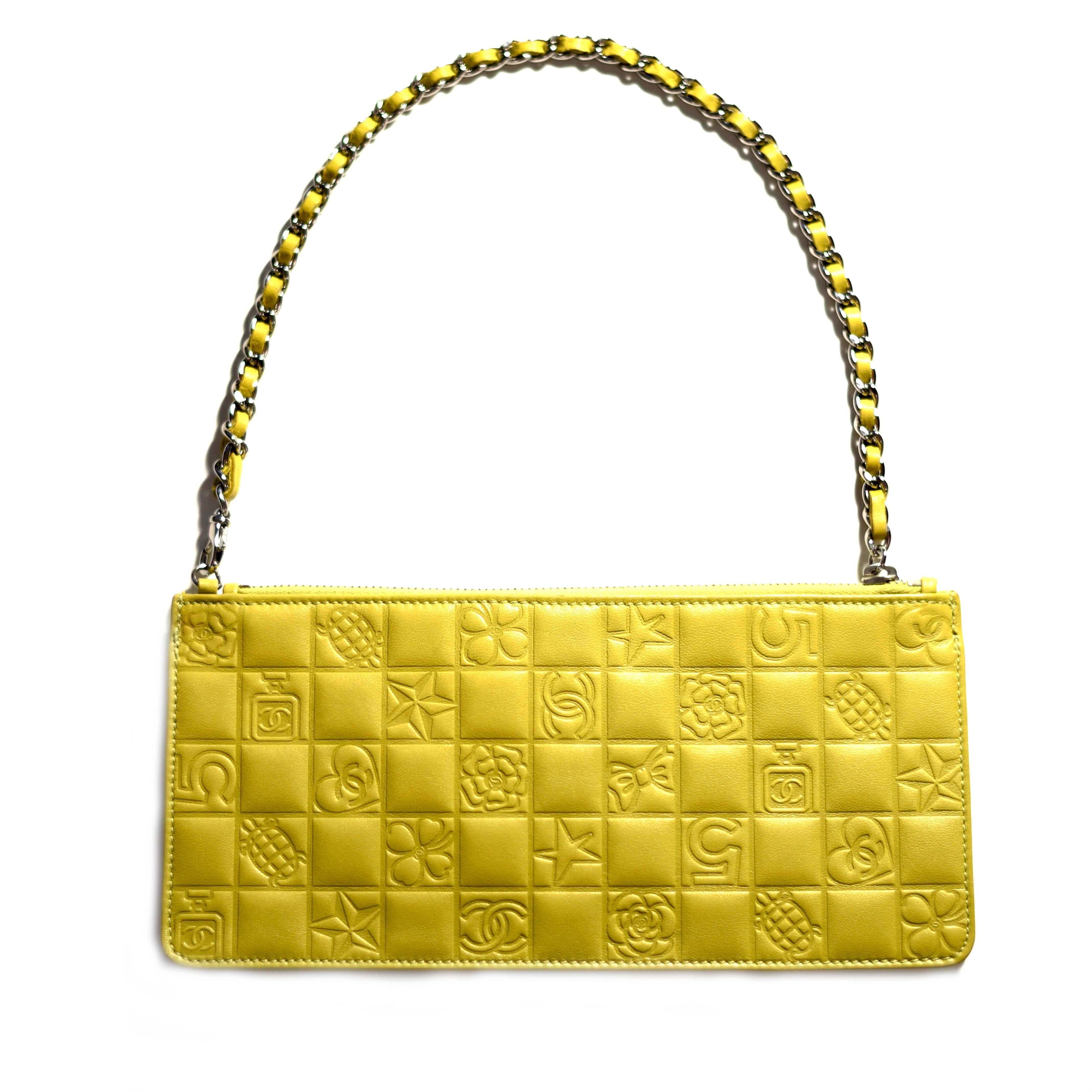 Chanel - Lucky Charms Clutch Bag

Color: Yellow

Material: Leather

------------------------------------------------------------

Details:

- silver tone hardware

- woven chain strap

- cc logo at front

- lucky charms symbols