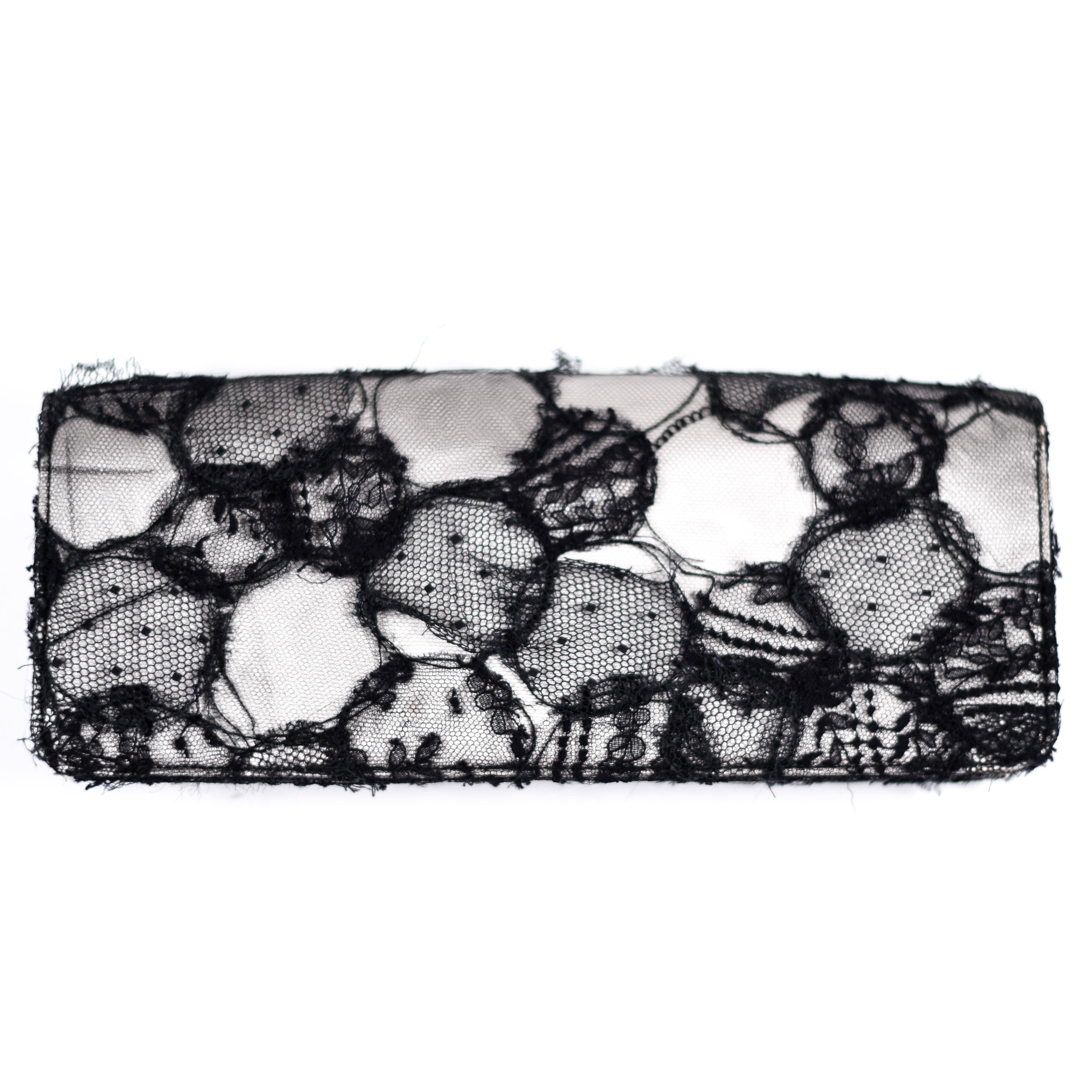 Chanel - Lace Clutch with Bow & CC Crystal Logo

Color:  Black / off-White-Cream 

Material: Satin , Fabric, Lace

------------------------------------------------------------
Details:

- bow detail at front

- CC logo at bow with black