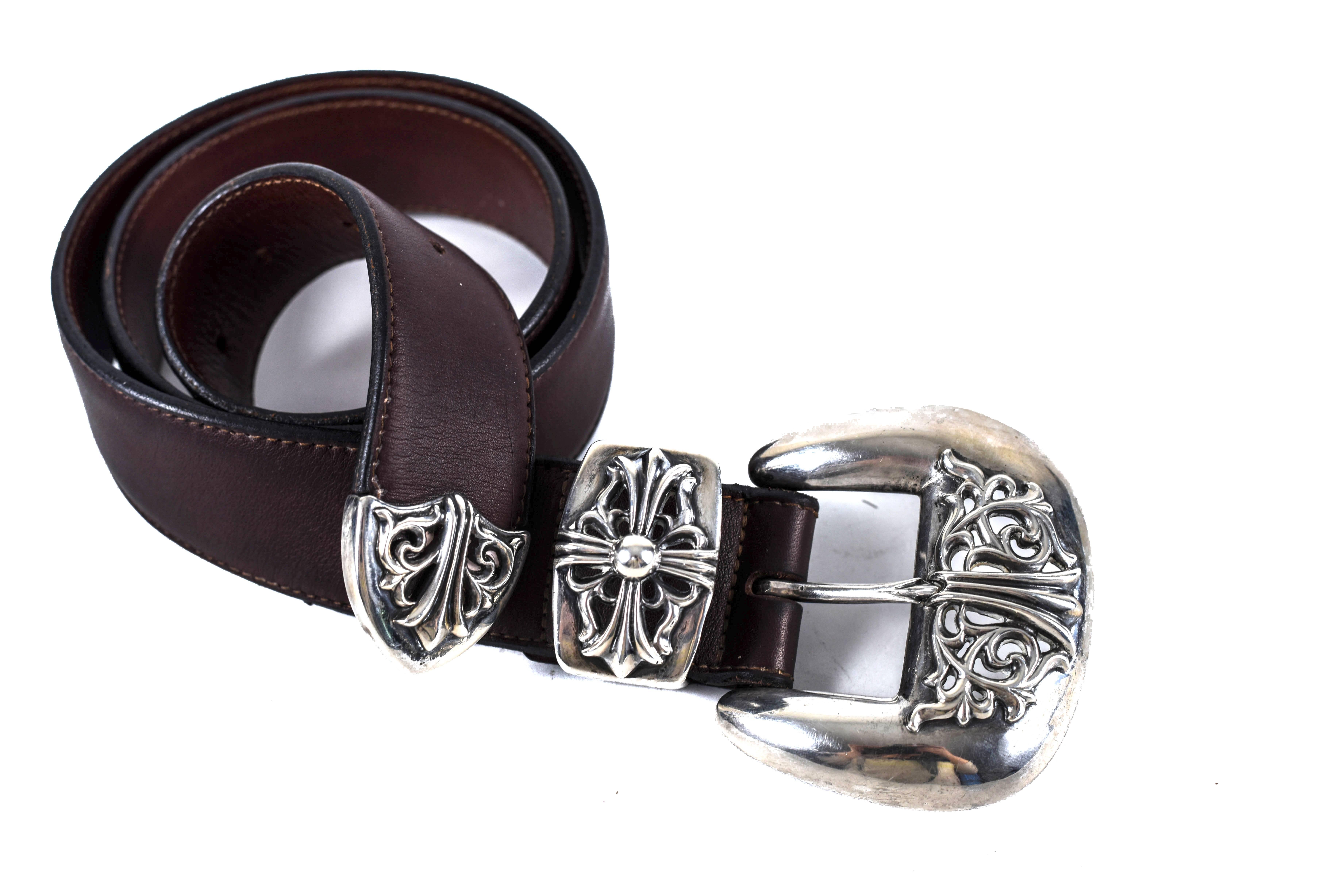 Chrome Hearts - Unisex Oversized Buckle Belt
Size: 32
Color: Brown
Material: Leather / Sterling Silver

-----------------------------------------------------------
Details:

- sterling silver hardware

- buckle closure

- item #