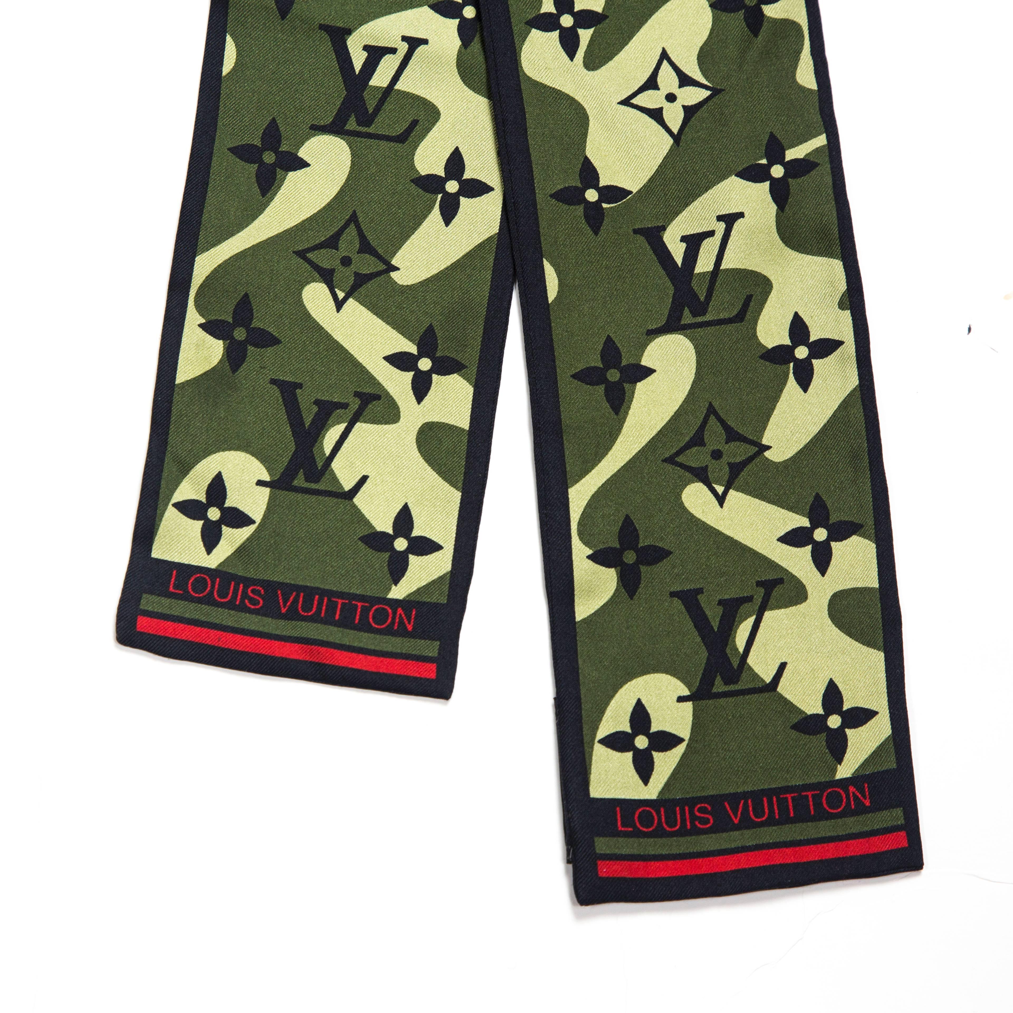 Louis Vuitton - Men's Camo Scarf

Color: Green

Material: Silk

------------------------------------------------------------

Details:

- camouflage pattern throughout

- monogram pattern throughout

- includes box

- item #