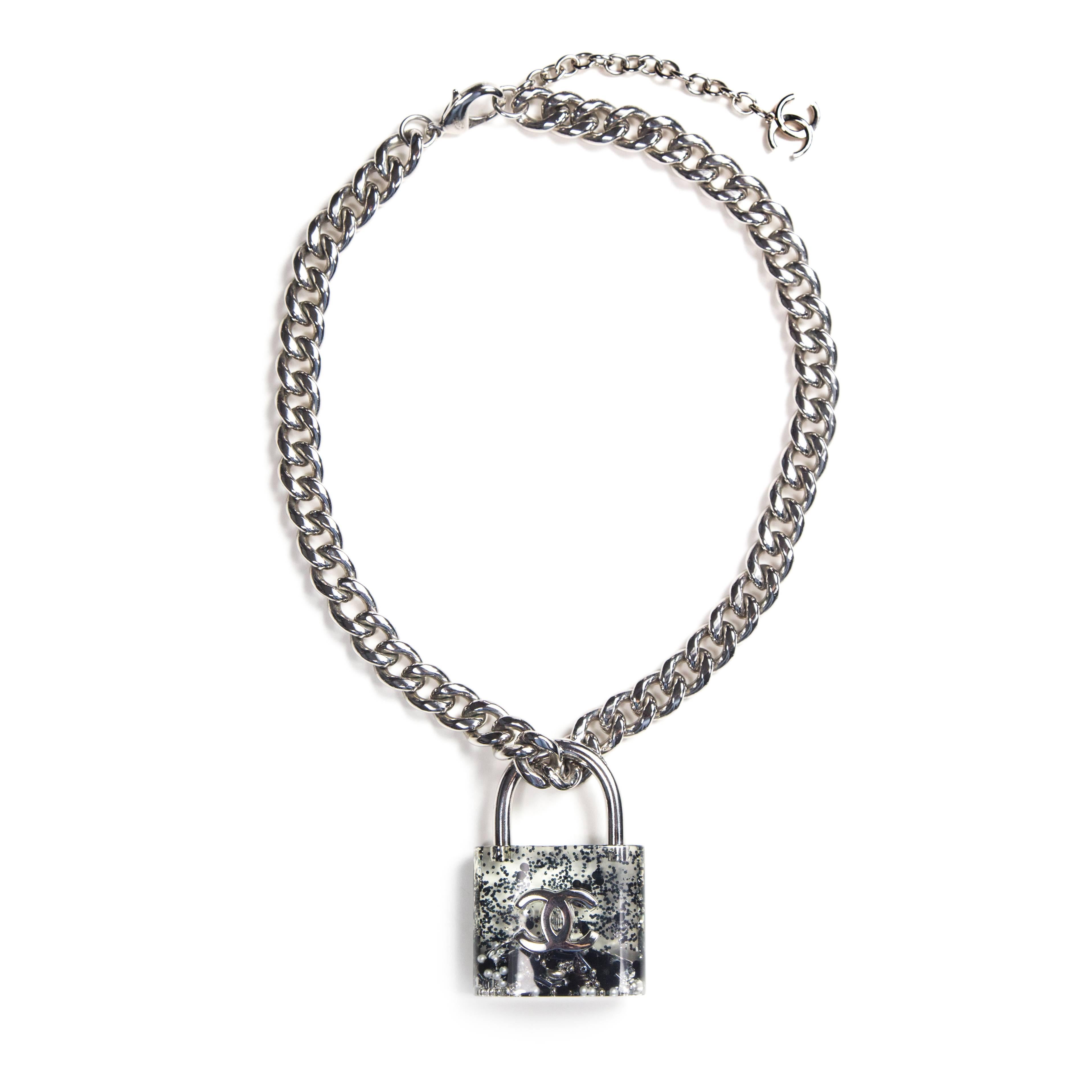 Chanel - Rare Large Padlock Necklace

with tiny pearls & glitter

Color: Silver / Black

Material: Metal

------------------------------------------------------------

Details:

- this is the rare LARGE clear padlock charm

which was never