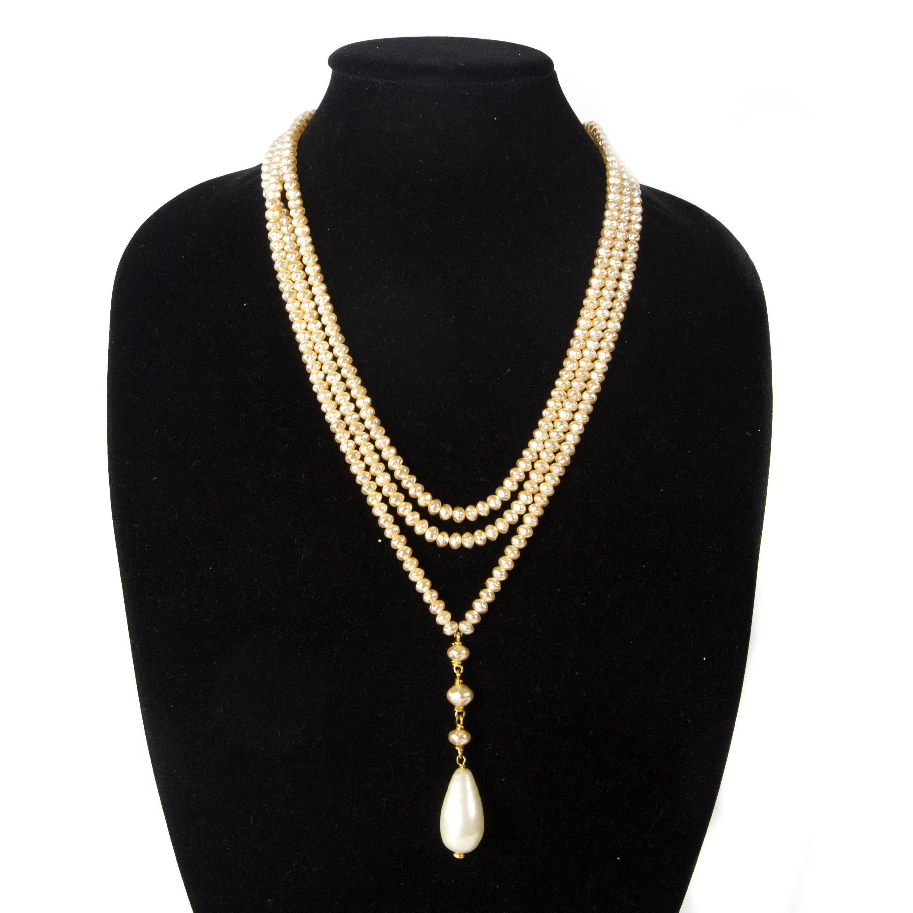 Chanel - Vintage  Pearl Drop Tassel Necklace

Color: Gold / White

Material: Pearl Beads

------------------------------------------------------------

Details:

- gold tone hardware

- teardrop pearl bead pendant

- stamped 94P - from