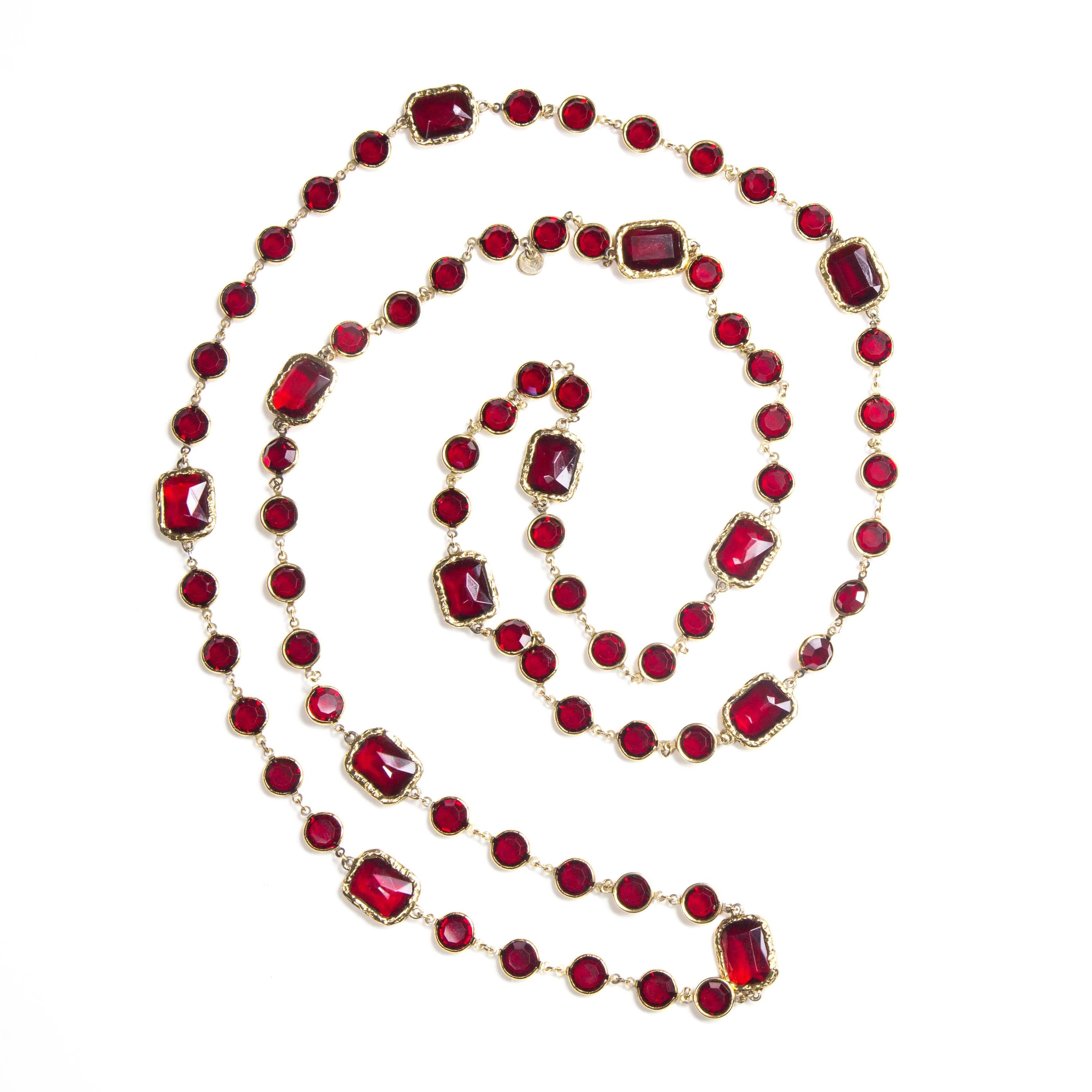 Chanel - Vintage Chicklet Gripoix Glass Necklace

Color: Red / Gold

Material: Glass

------------------------------------------------------------

Details:

- gold tone hardware

- glass chicklet & round stations

- logo tag stamped
