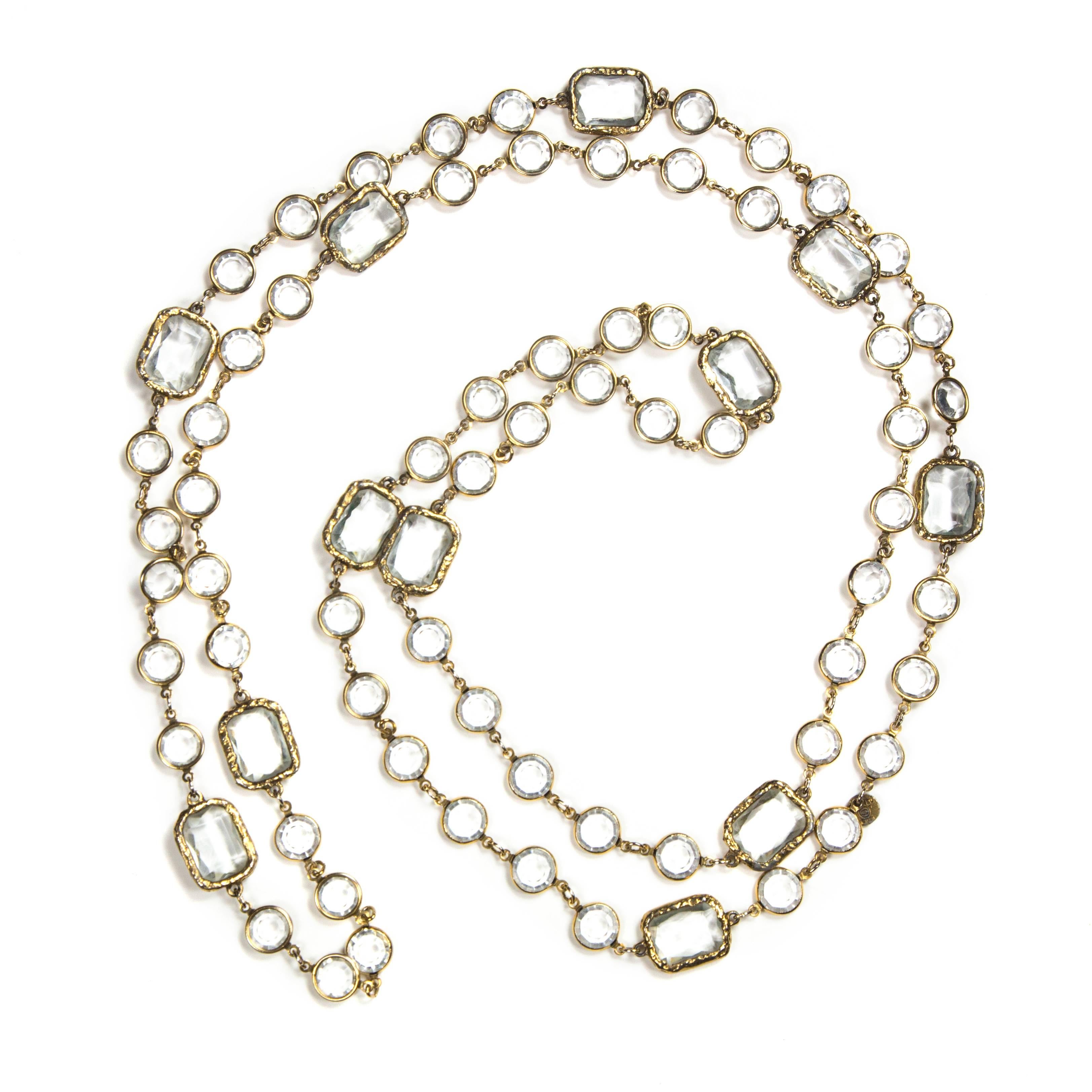 Chanel - Vintage Chicklet Clear Glass Necklace

Color: Gold

Material: Crystal

------------------------------------------------------------

Details:

- clear crystal chicklet beads throughout

- gold-tone hardware

- tag stamped