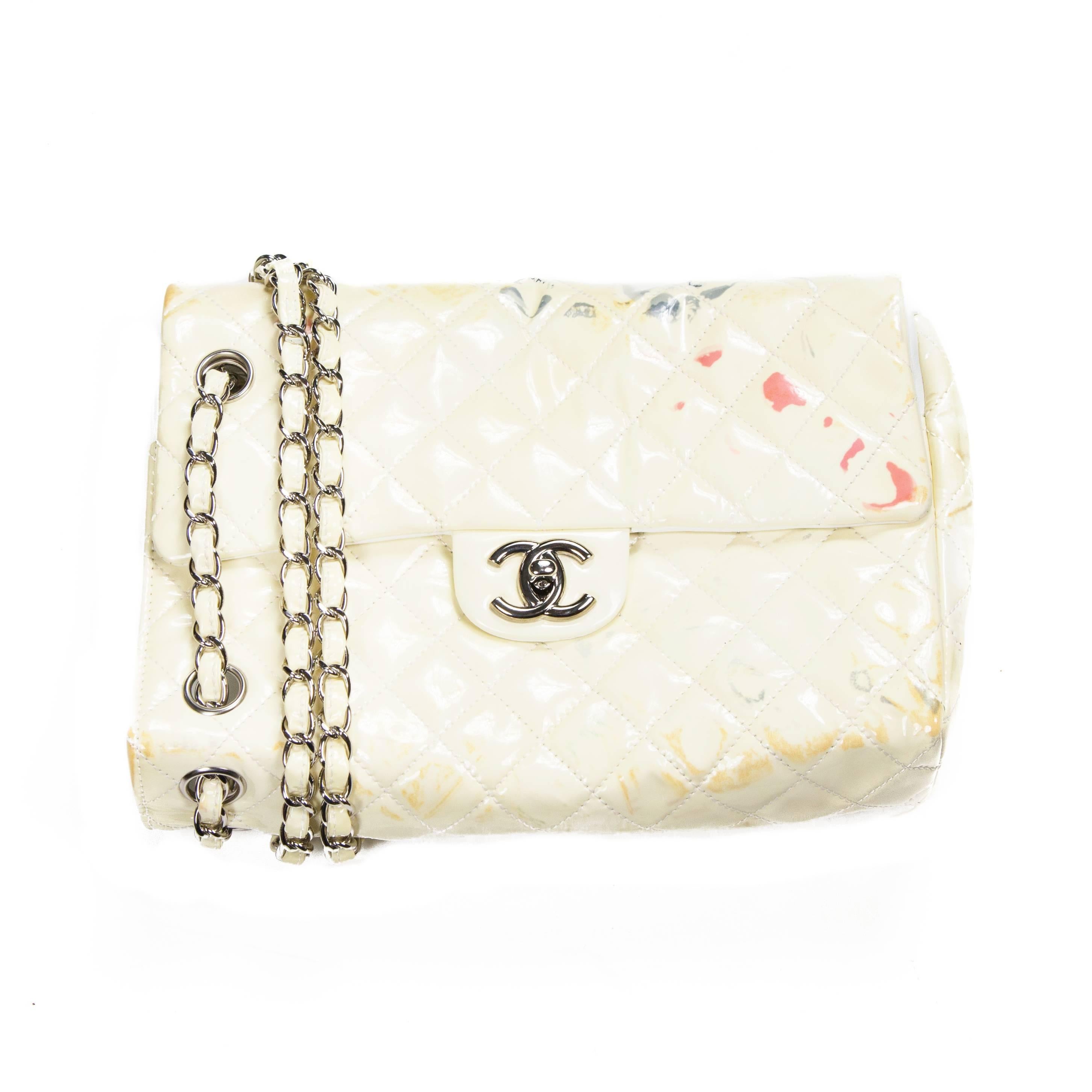 Chanel - Sideways Shoulder Bag

Color: White / Cream

Material: Patent Leather

------------------------------------------------------------

Details:

- bag created to be held vertically so it looks sideways

- can be worn with single