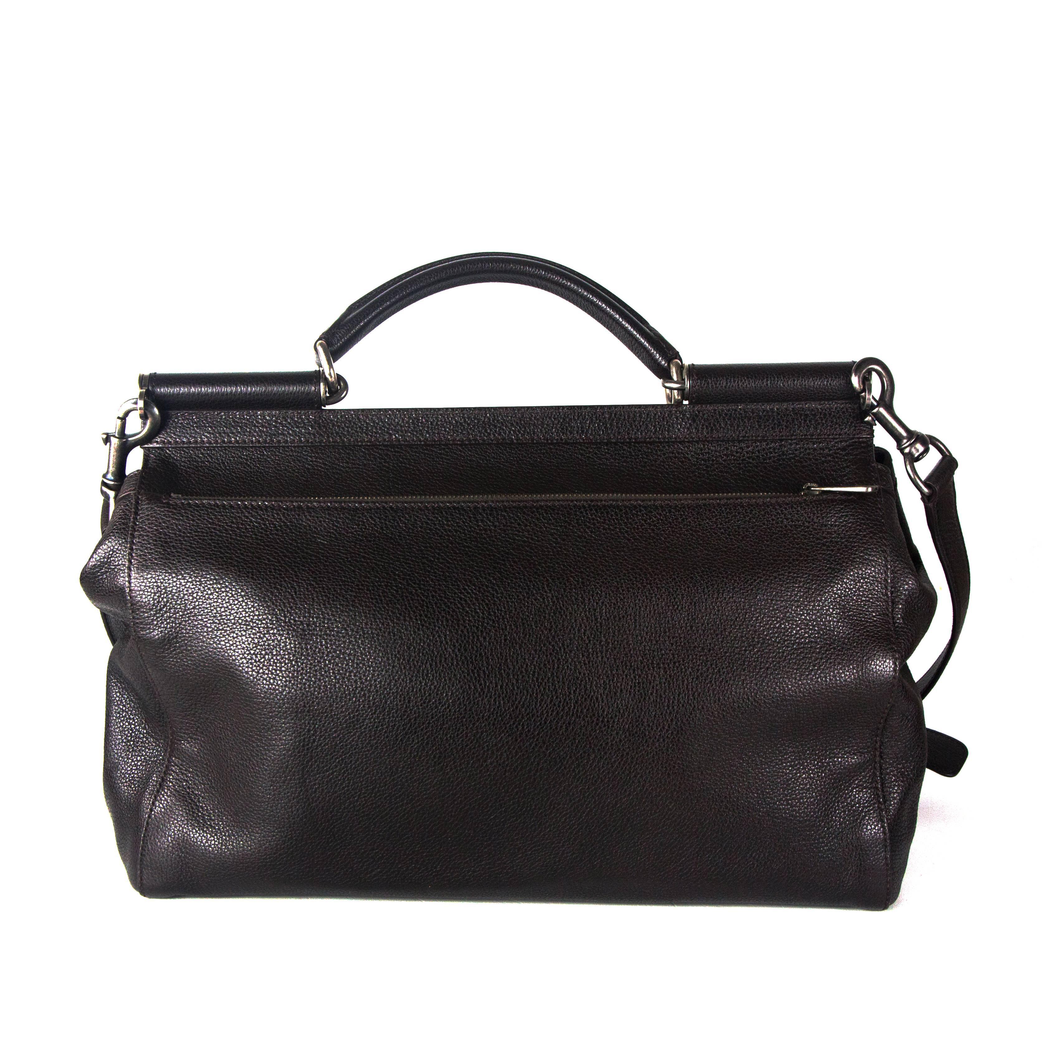 Brand New:

Dolce & Gabbana - Unisex XL Leather Messenger Briefcase Bag

Retail: $2999.00

Color: Dark Brown

Material: Leather

------------------------------------------------------------

Details:

- antiqued gunmetal hardware

- zip pocket