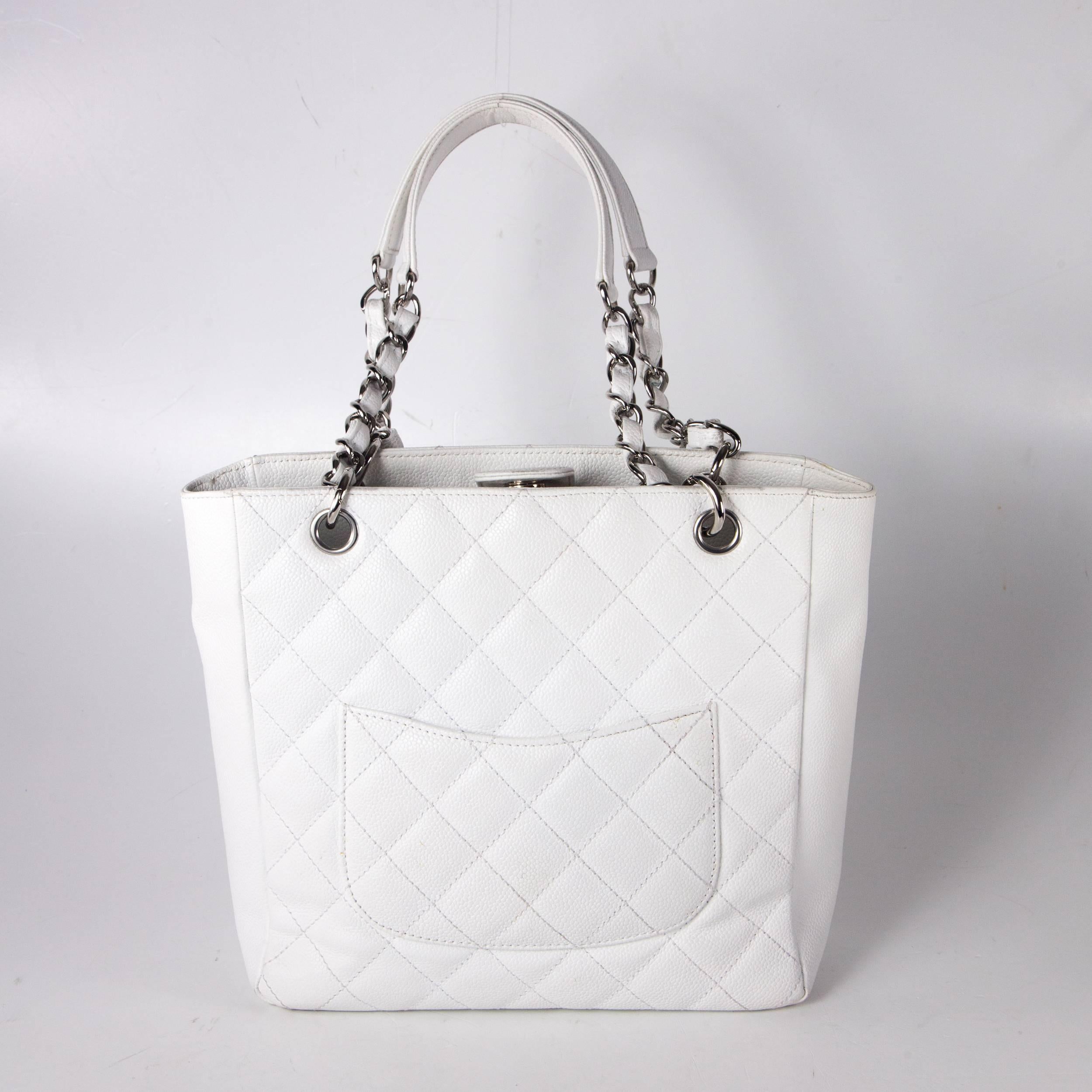 Chanel - Petite Shopping Tote

Color: White

Material: Caviar Leather

------------------------------------------------------------

Details:

- quilted leather

- embroidered cc logo at front

- dual woven chain strap

- magnetic snap closure at