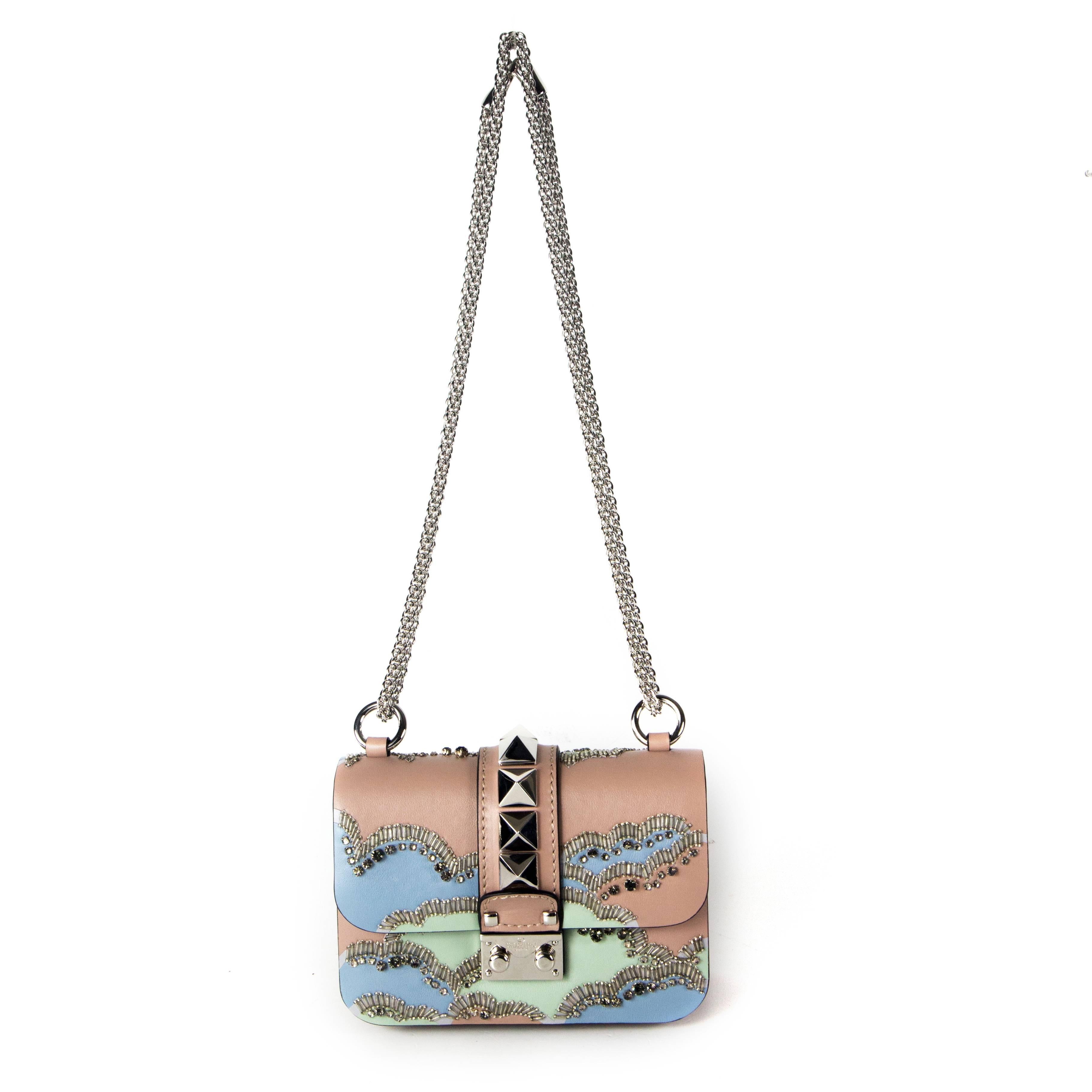 Brand New:

Valentino - Rockstud Glam Lock Shoulder Bag


Color:  Pink / Green / Blue


Material: Leather / Crystal / Bead
 
------------------------------------------------------------
 
Details:
 
- silver tone hardware

- beading embellishments