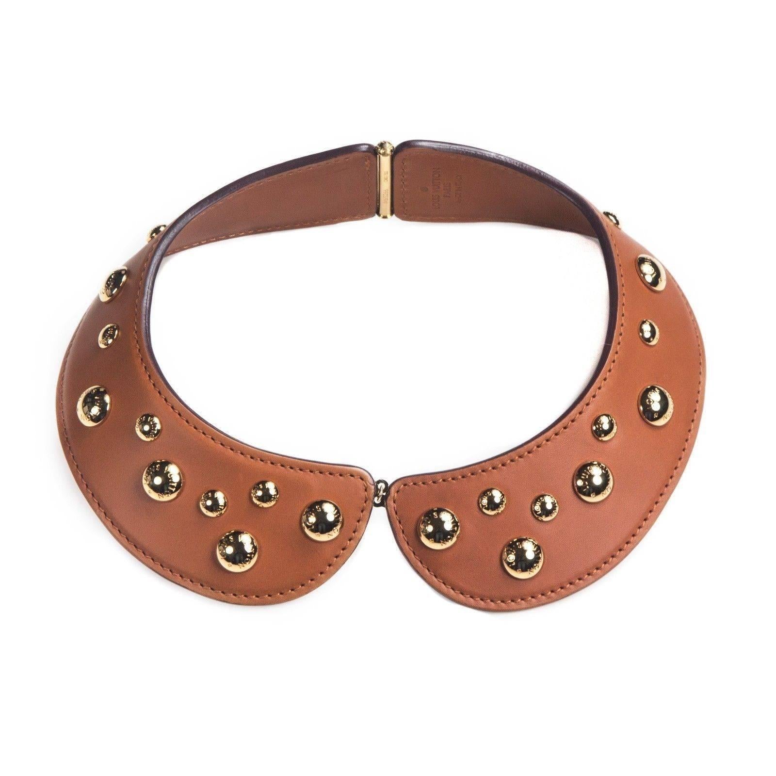 Louis Vuitton - Lock Me - Leather Studded Collar Necklace

Color: Tan / Brown

Material: Leather

------------------------------------------------------------

Details:

- gold tone hardware

- round studs throughout

- peter pan collar shape

- peg