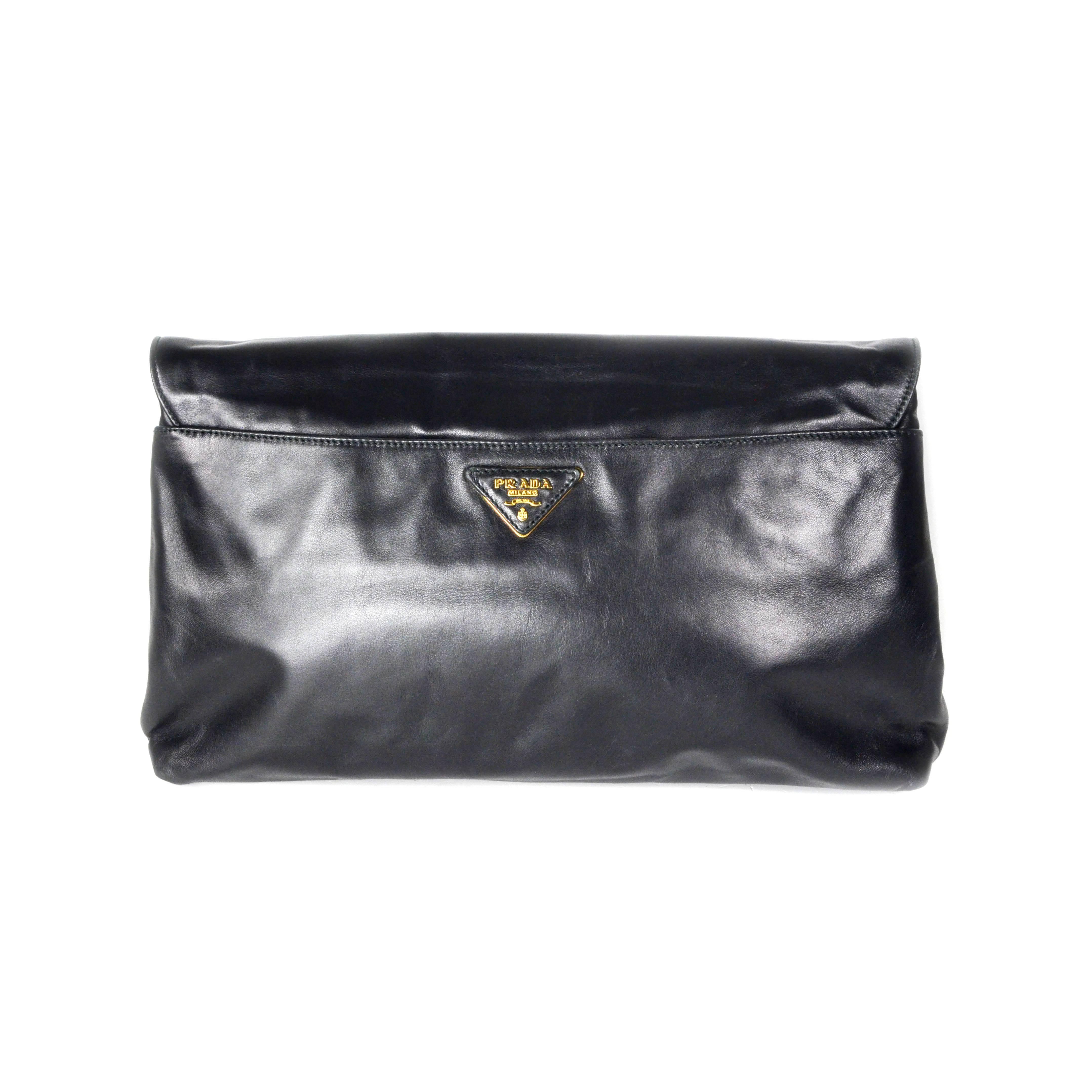 Prada - Smoking Lips Large Clutch

Color: Black 

Material: Leather

------------------------------------------------------------
Details:

- mouth smoking graphic at front

- gold tone hardware

- snap button closures

- four interior zip