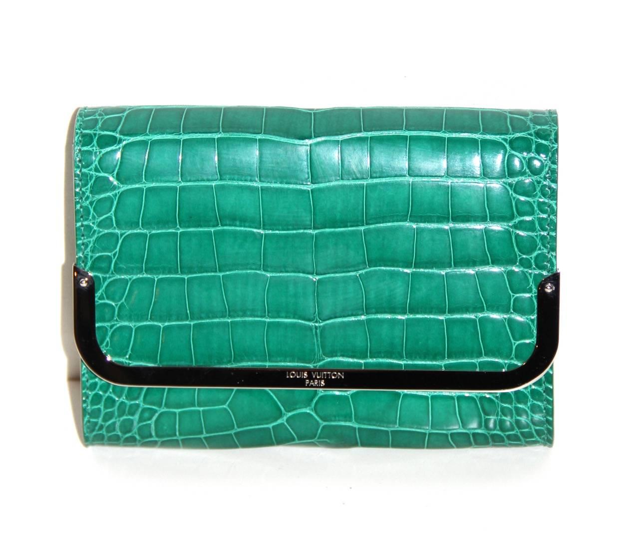 The Rossmore PM is a compact clutch with a signature plaque inspired by trunks. It features a detachable shoulder strap, a magnetic button closure and silver metallic pieces

Collection: 2014
Leather: Crocodile
Color: Green
Hardware: