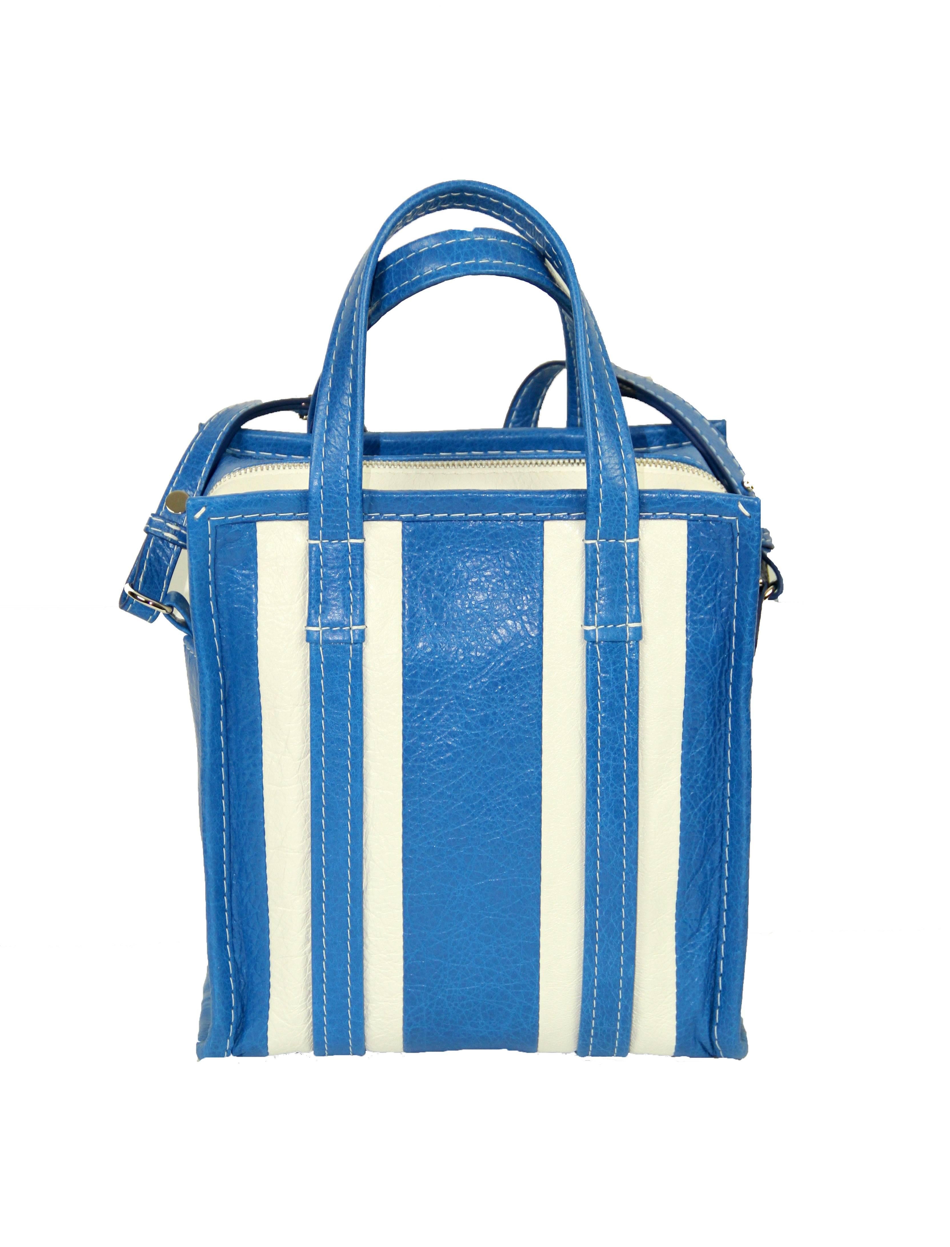 Lovely and coloured tote bag featuring 'Arena' stripes, a top zip closure, an adjustable, removable shoulder strap, two top handles and a gold-tone embossed logo at the front. 

Year: 2017
Material: Leather
Color: White and Blue Lazuli
Hardware: