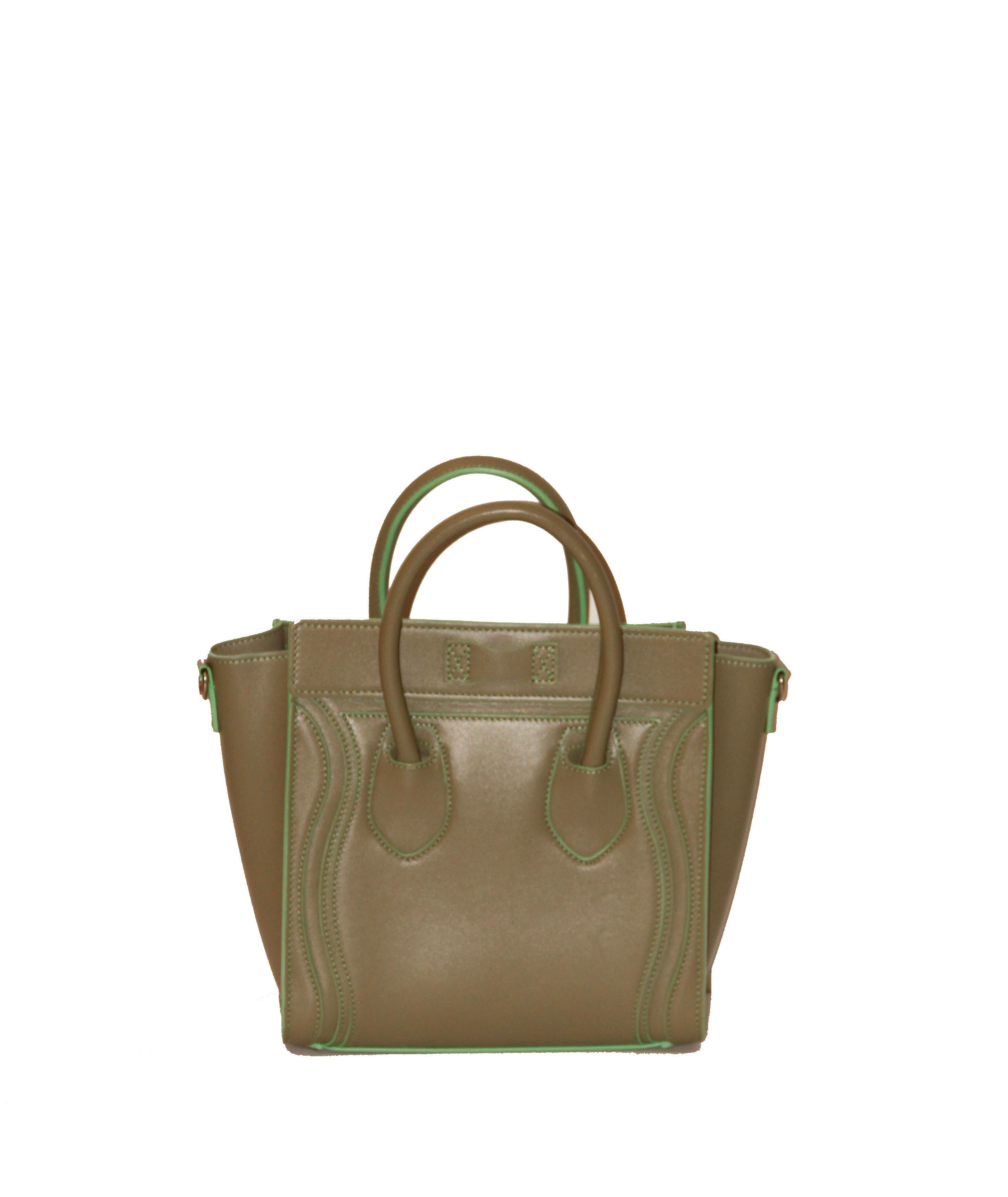 Ce sac à bagages Nano est réalisé en cuir de veau kaki clair avec un passepoil vert.
Il est doté de poignées en cuir, d'une bandoulière amovible et d'une fermeture à glissière

Tissu : Cuir de veau
Couleur : kaki clair et passepoil vert
Matériel :