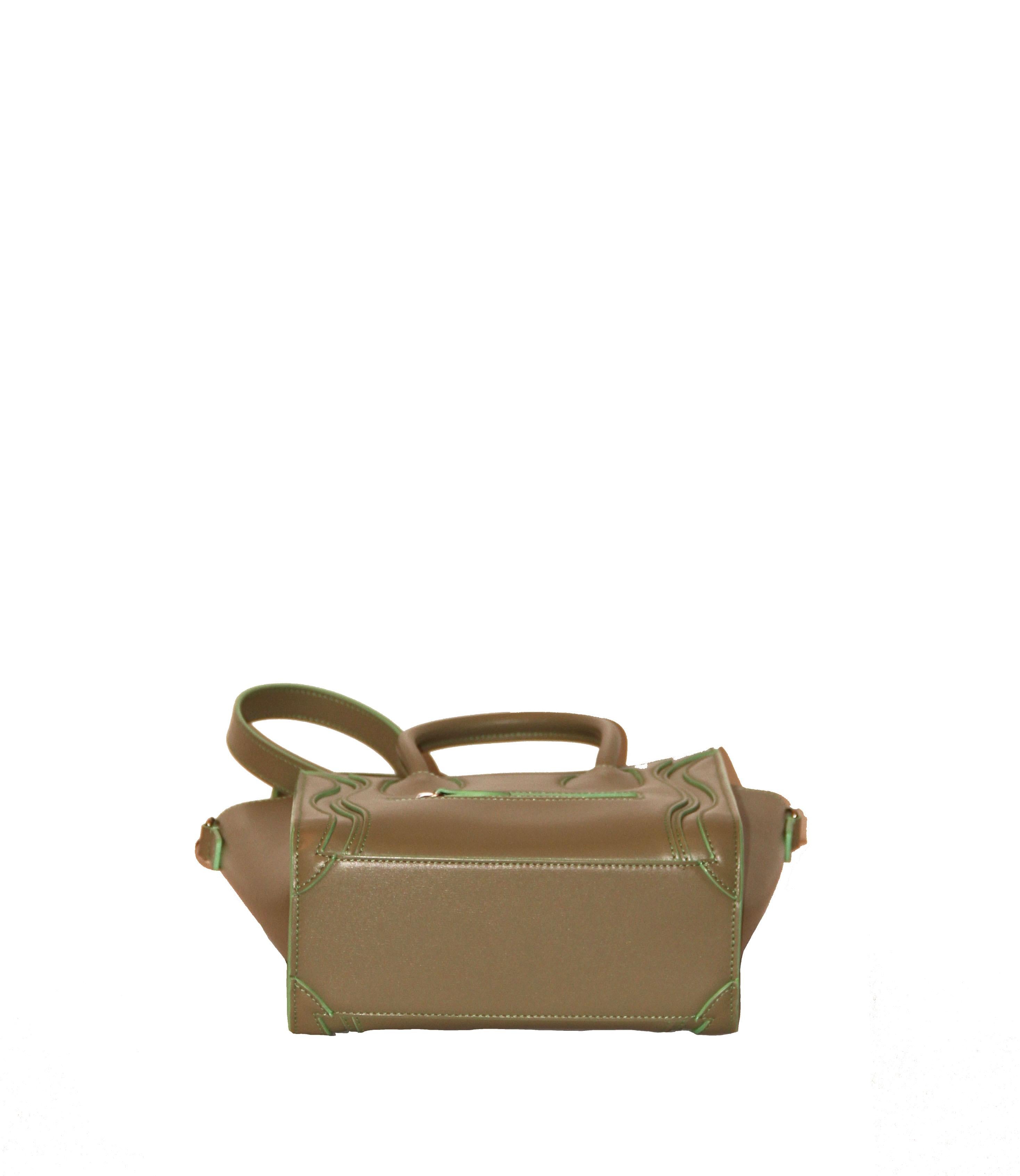 Celine - Sac de voyage Nano en cuir kaki clair Excellent état à Geneva, CH