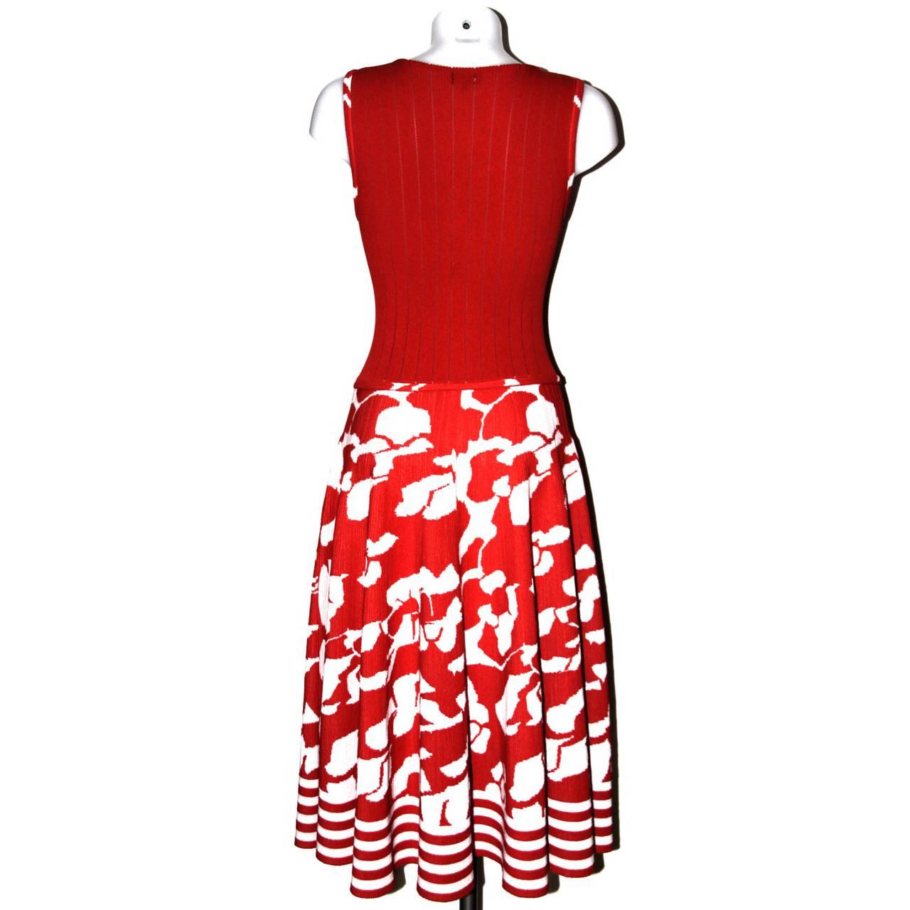 Magnificent sleeveless A-line Chanel dress. 
Crafted of cotton (82%) and polyamide-nylon (18%). It features a front zip fastening closures and two skirt pockets. 

Condition: Excellent condition  
Color: Red and white
Collection: