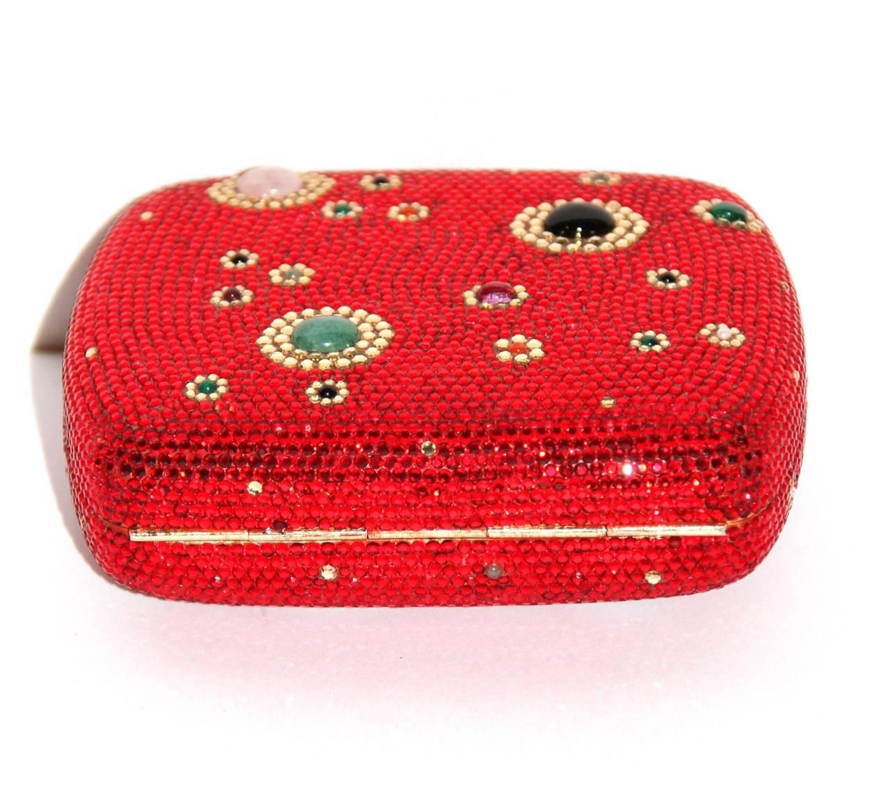Amazing multicolored Judith Leiber Swarovski crystal minaudiere in excellent condition with floral pattern and gold-tone trame.
Top push button closure, gold leather lining, two compartments, gold-tone chain shoulder strap. Two missing crystals (not