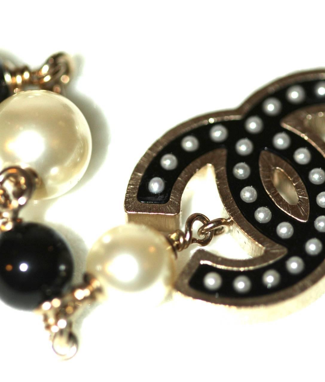 CHANEL Bracelet à maillons en perles noires et blanches  en vente 1