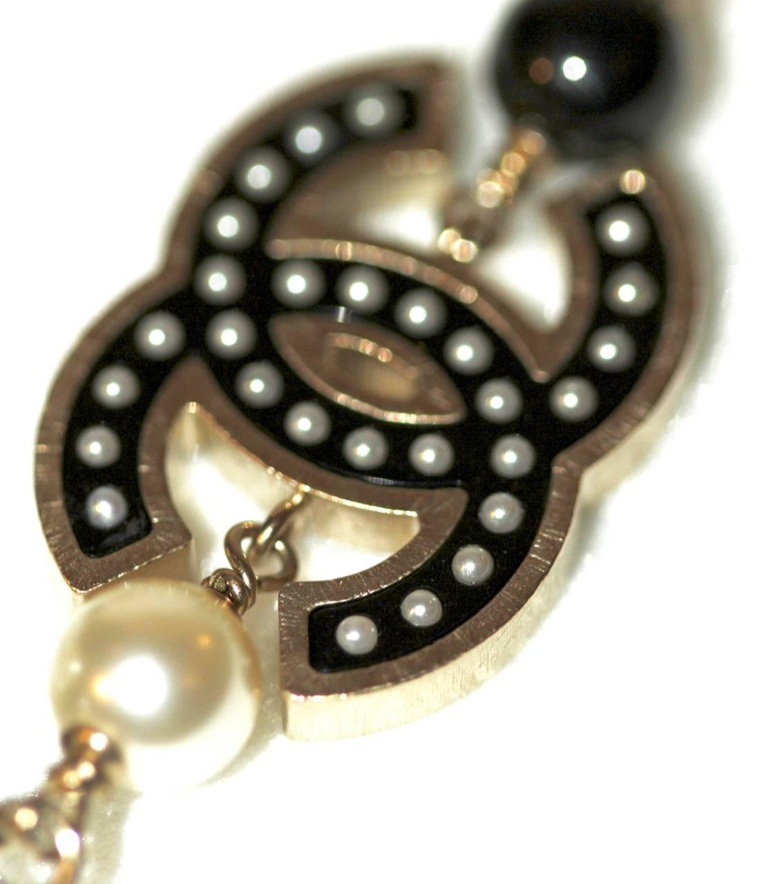 CHANEL Bracelet à maillons en perles noires et blanches  en vente 2