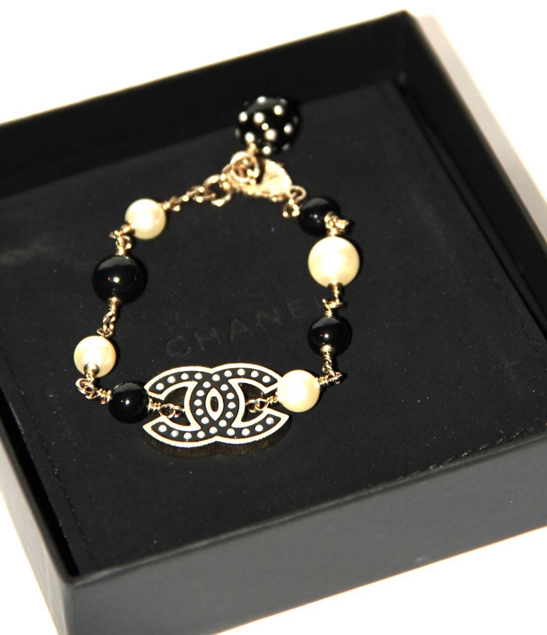Elegante e intramontabile bracciale di perline di Chanel con CC laccato.

Collezione: 2016
Metallo: Tonalità oro pallido
Diametro: 6 cm  
Condizione: Nuovo
Viene fornito con: Astuccio nero Chanel e scatola originale
Numero di serie: B16 P

Tutti gli