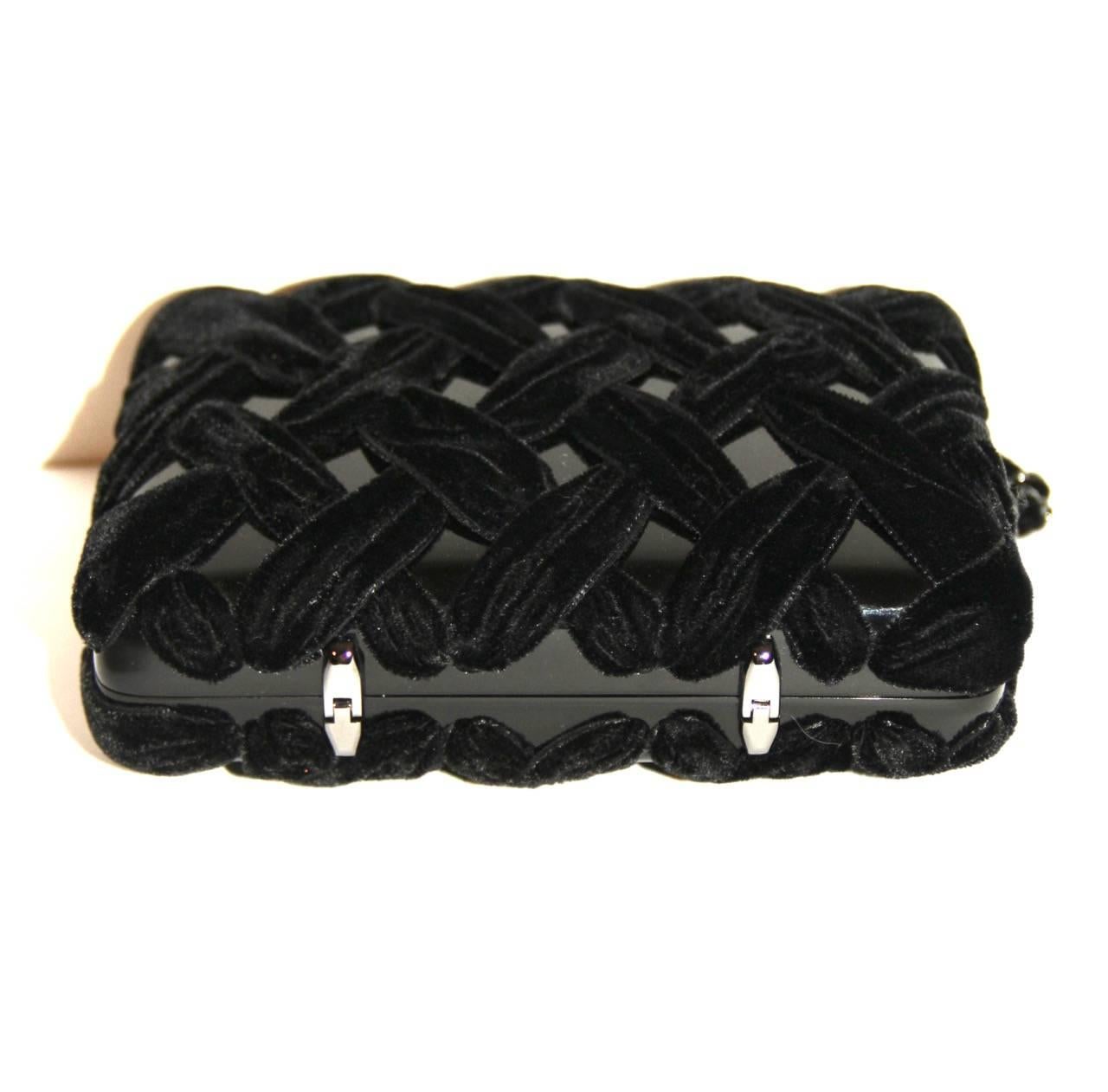 Elegant black evening minaudiere from Chanel. Latticework velvet representing the quilted signature leather. Interwoven velvet/silver chain shoulder strap. 
CC turnlock.  

Collection: 2007/2008
Leather: Resin and velvet 
Color: Black 
Hardware: