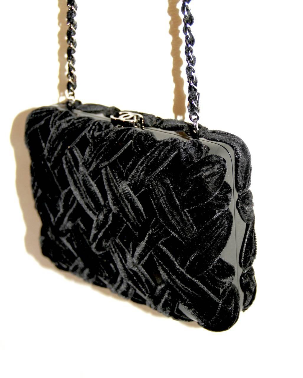 Chanel Black Evening Clutch - Velvet and Resin - CC Lock - Excellent Condition In Excellent Condition In Geneva, CH