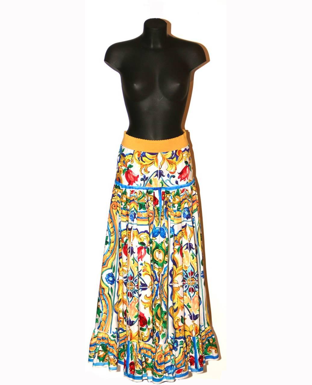 This swirling colored cotton skirt is an uplifting showcase of Dolce & Gabbana's Maiolica pattern. It features an elastic yellow waistband and a back zipper.
(presented with a blue cotton knit top from Hermes not included in the price)

Collection: