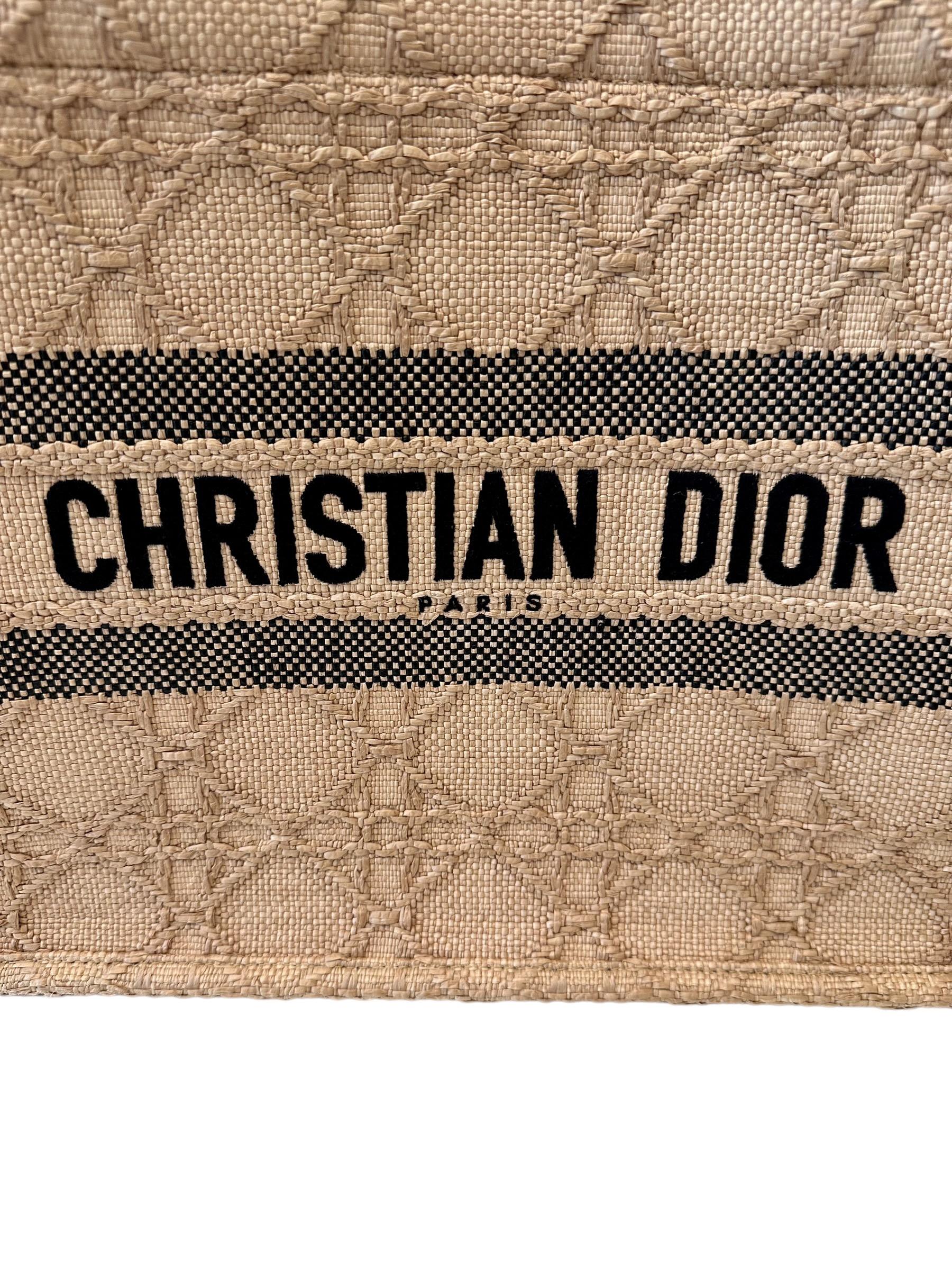 Faisant partie de la collection capsule Dioriviera, ce Dior Book Tote est un classique de la Maison conçu par Maria Grazia Chiuri, directrice de la création de Christian Dior. 
Notre Book Tote de taille moyenne est fabriqué en raphia naturel et est