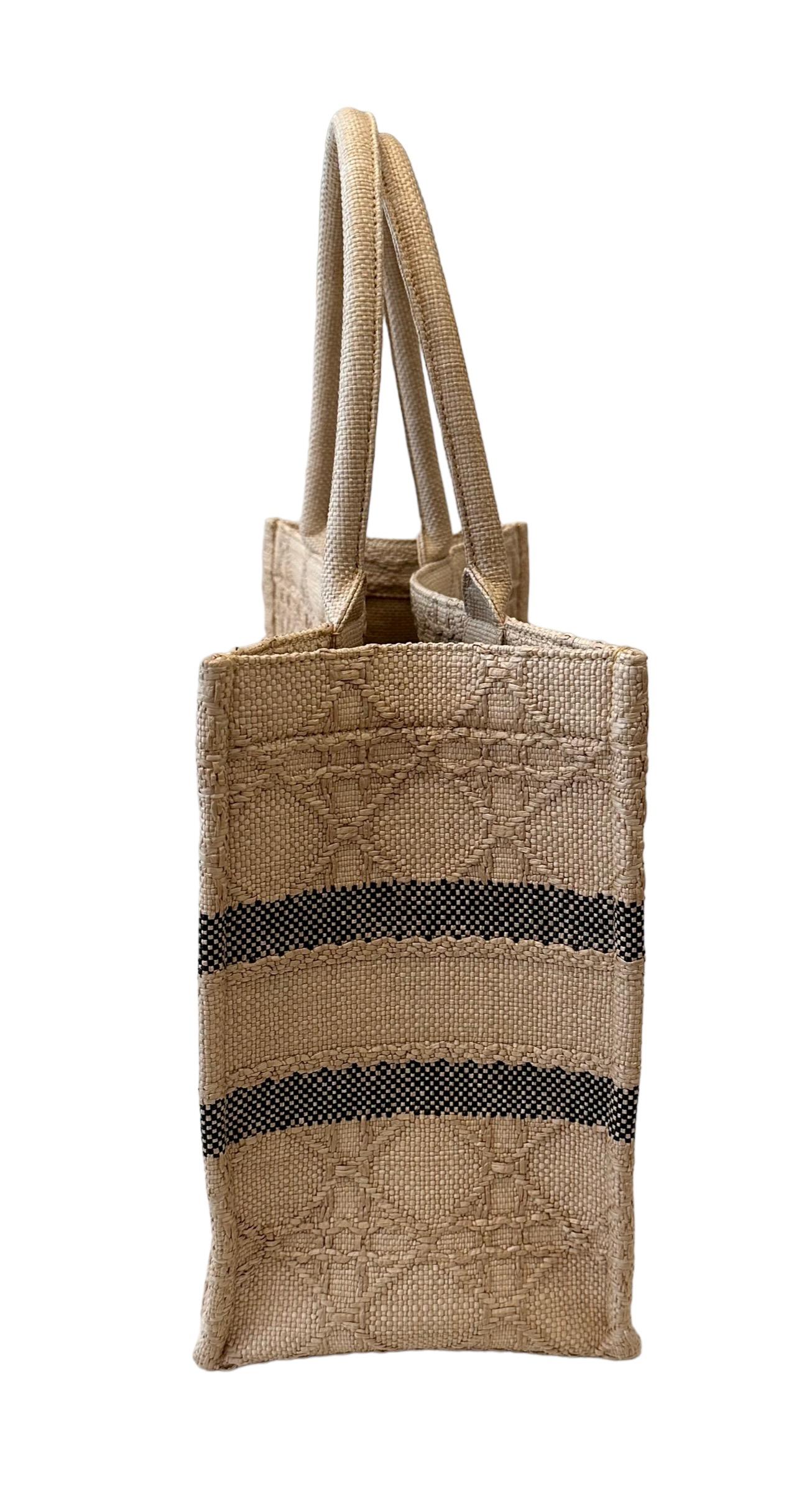 Christian Dior Nature Cannage Raffia Medium Book Tote Bon état - En vente à Geneva, CH