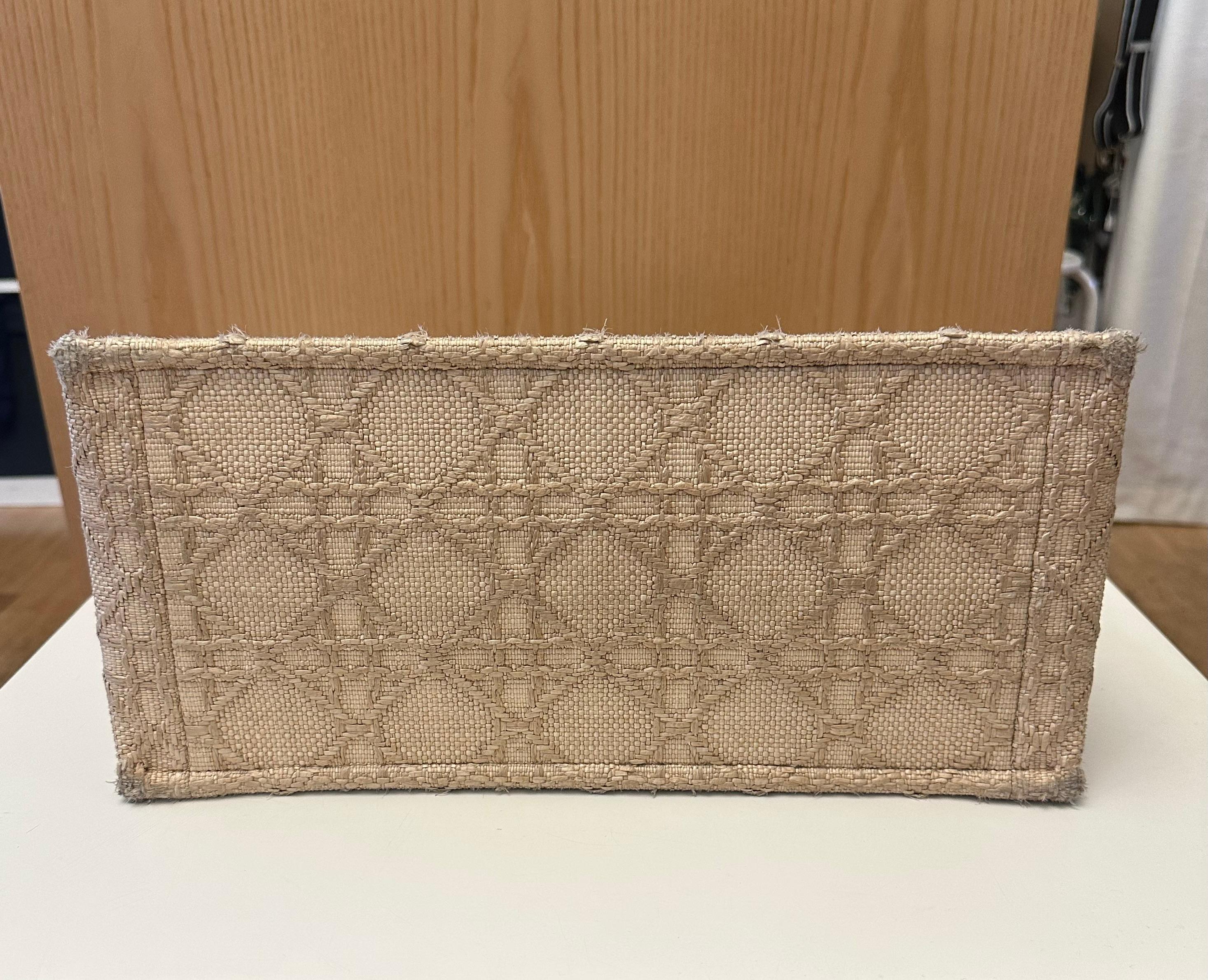 Christian Dior Nature Cannage Raffia Medium Book Tote en vente 1