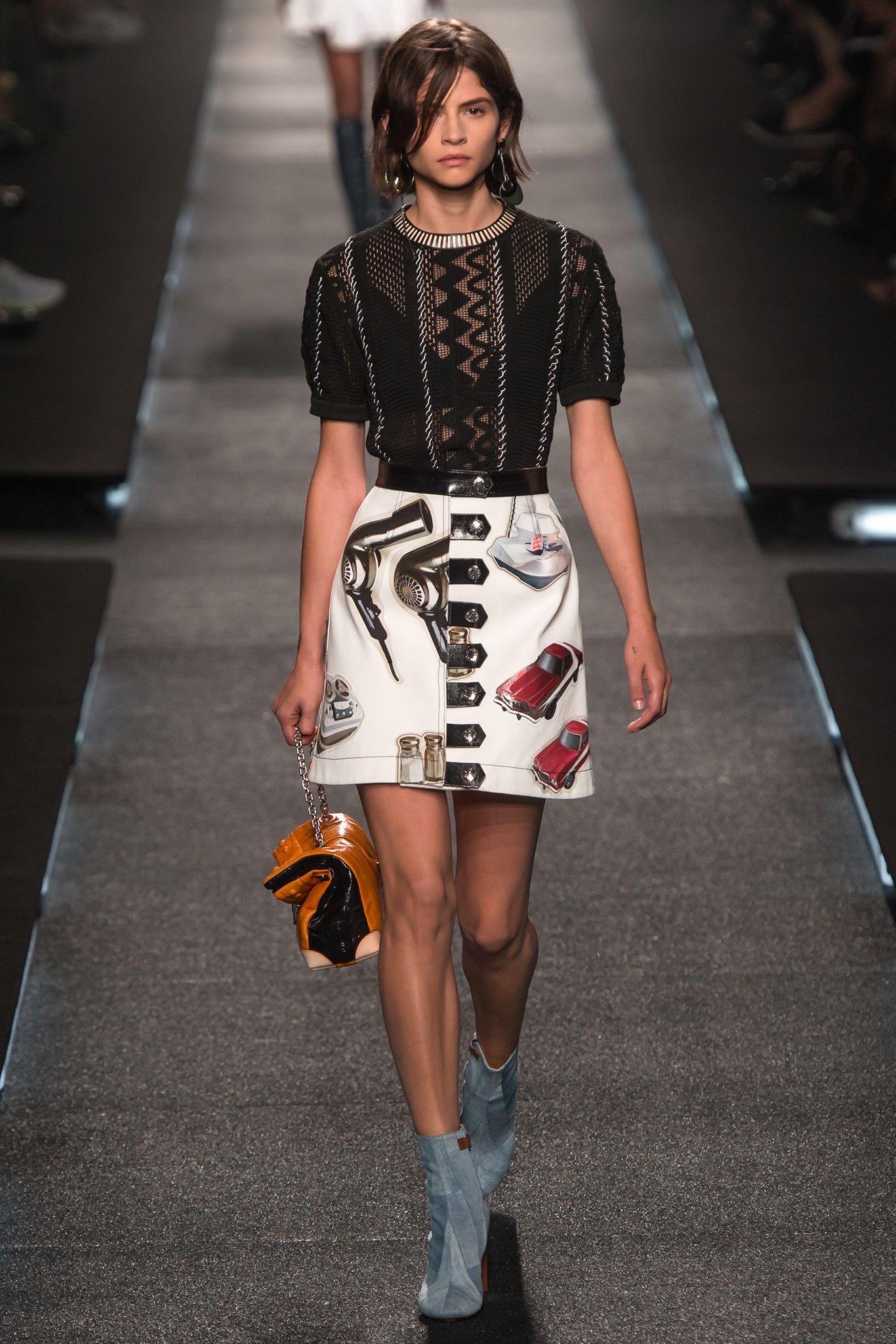 Dieser Rock ist Teil der Spring Summer 2015 Kollektion von Nicolas Ghesquière.
Diese Kollektion war ein Revival der 70er Jahre. 
Unser Rock, in perfektem Zustand, zeigt einige Vintage-Motive von Autos, Salz- und Pfefferstreuern, Take-Away-Behältern,