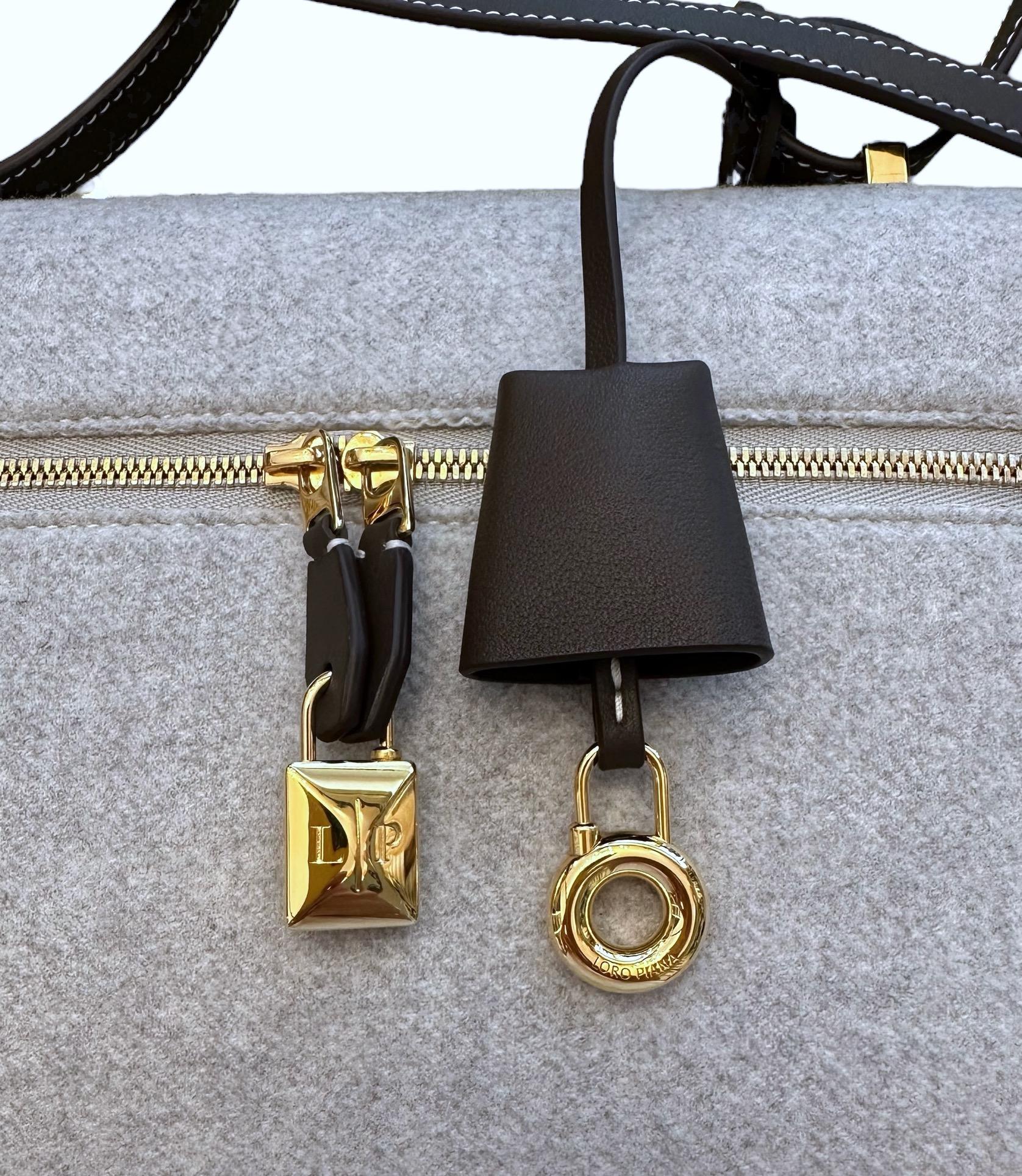 Ce nouveau sac L27 de la ligne Extra se caractérise par une élégance sophistiquée et un design géométrique allongé. 
Il s'inspire des valises vintage et présente des détails méticuleusement sélectionnés, des garnitures surpiquées et des lignes