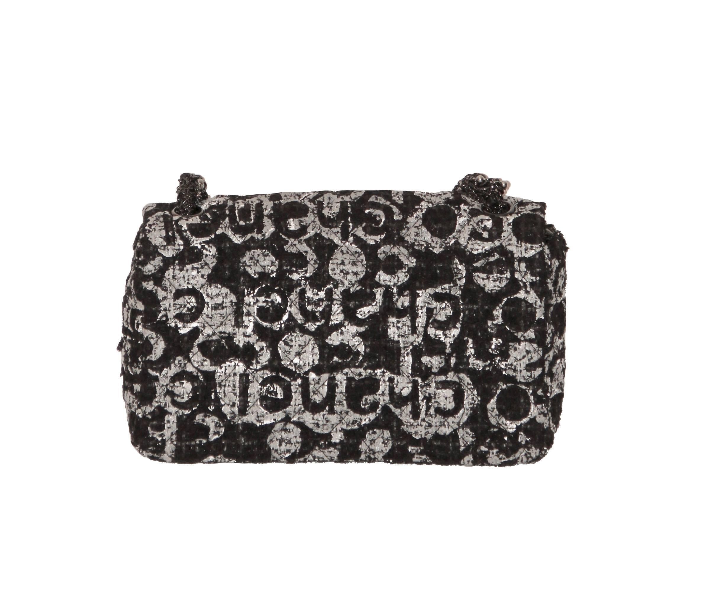 Charming and very rare Chanel Single Flap bag set in black/ white/ grey tweed with gun metal hardware and black pearls chain. The CC logo is embellished with white pearls

Year: Spring-Summer 2015
Fabric: Tweed, lining in black leather
Color: Black,