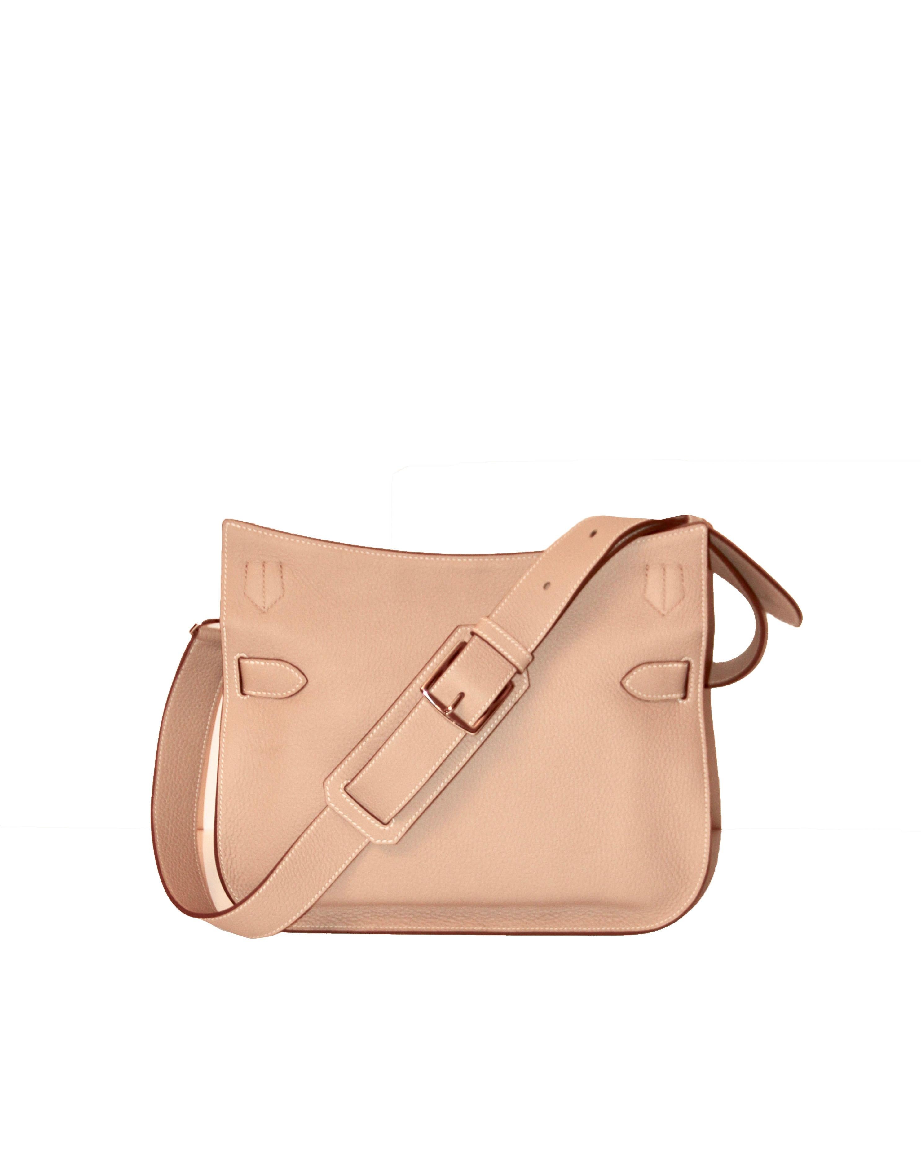 Elegant crossbody Jypsiere 28 bag from the House of Hermes. 
Comes with an adjustable shoulder strap

Year: 2013
Fabric: Togo Leather
Color: Chalk 
Hardware: Palladium plated 
Measurements: L 28 cm x H 21 cm x P 12 cm - L 11 x H 8.3 x W 4.7 Inches