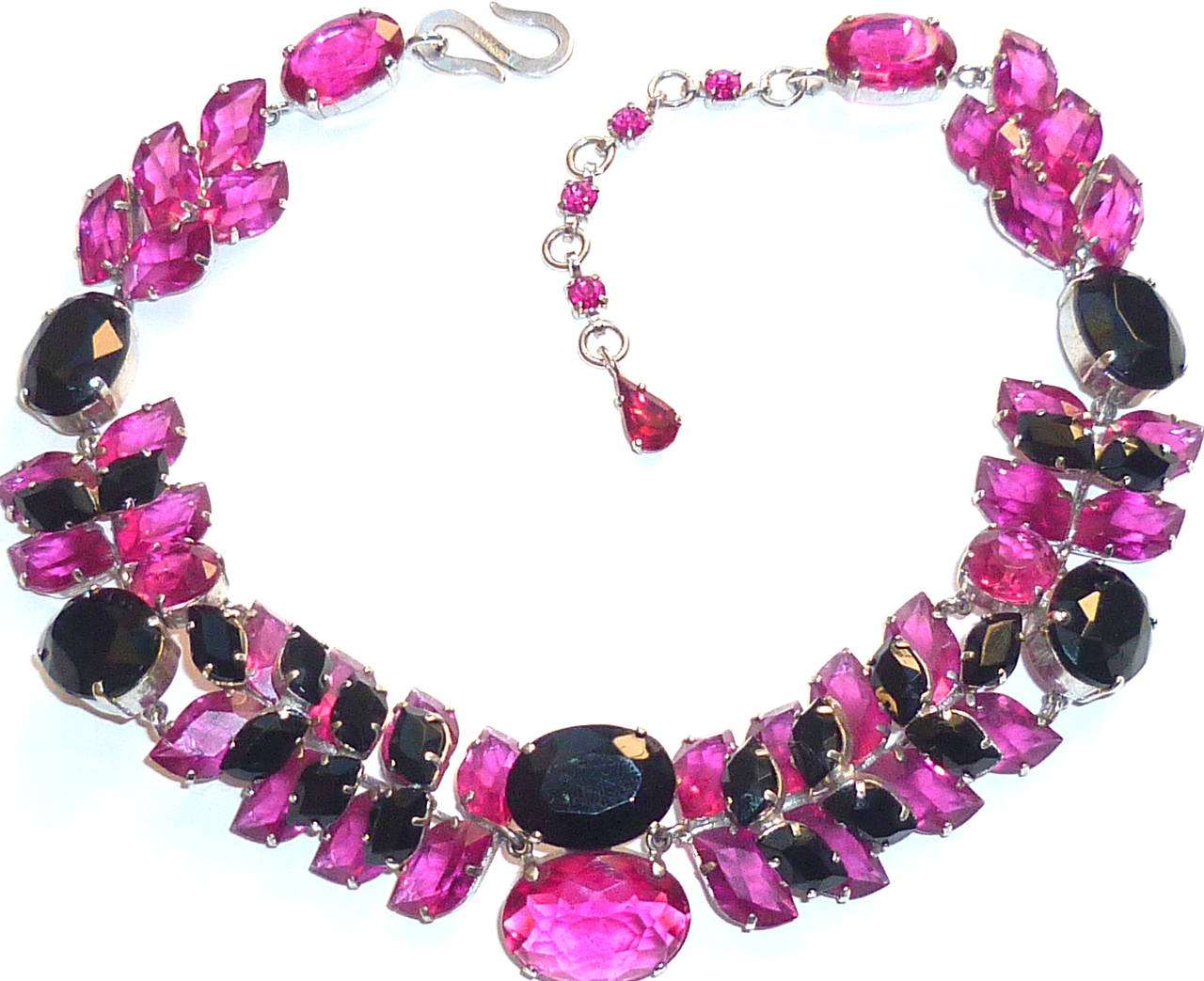 A beautiful 1959 Christian Dior choker necklace, made of  black and pink large Swarovsky crystals in a 3-dimensional rhodium plated setting. Marked Christian Dior 1959 Germany on clasp. Length end to end 15 3/4 inches x Width 1 1/8 inches. Excellent