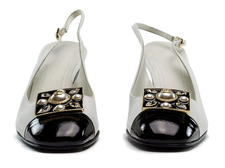 Chanel Colorblocked Patent Leather Pearl Heels In New Condition For Sale In San Diego, CA