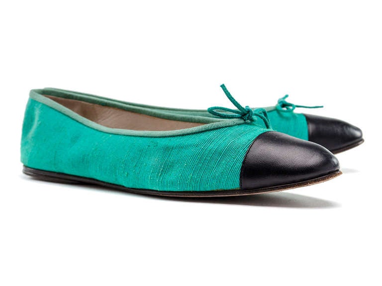 Perfect for everyday! These Chanel flats feature a black leather round cap toe and green detail throughout with bow front.

Includes: Box & Dust Bag.