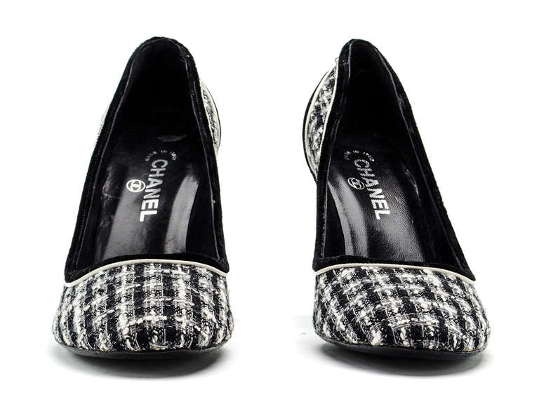Chanel Black & White Tweed Pumps In New Condition For Sale In San Diego, CA