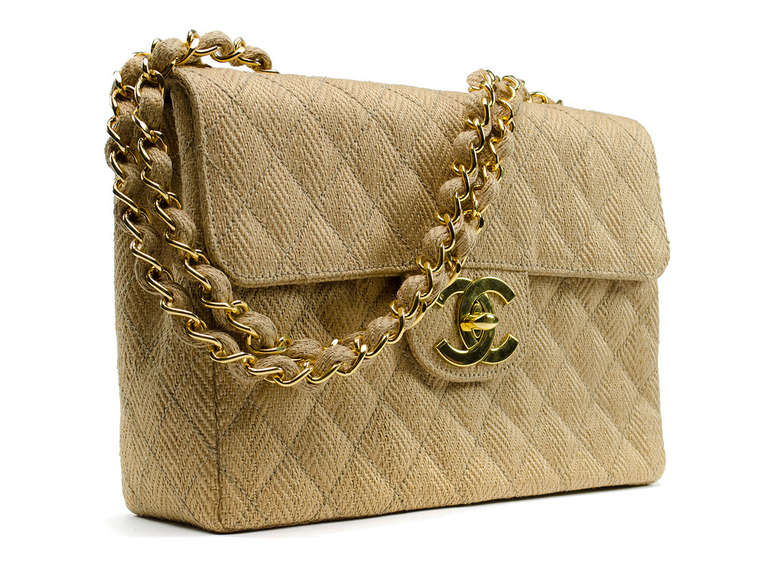 Perfect for summer! Chanel vintage straw jumbo flap bag. Interior features one zip and one pouch pocket. Excellent condition.