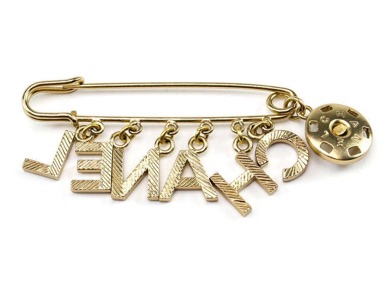 It's better to be safe rather than sorry! We're loving this vintage Chanel safety pin brooch adorned with 'Chanel' charms!

Includes: Box.

Measurements: 3