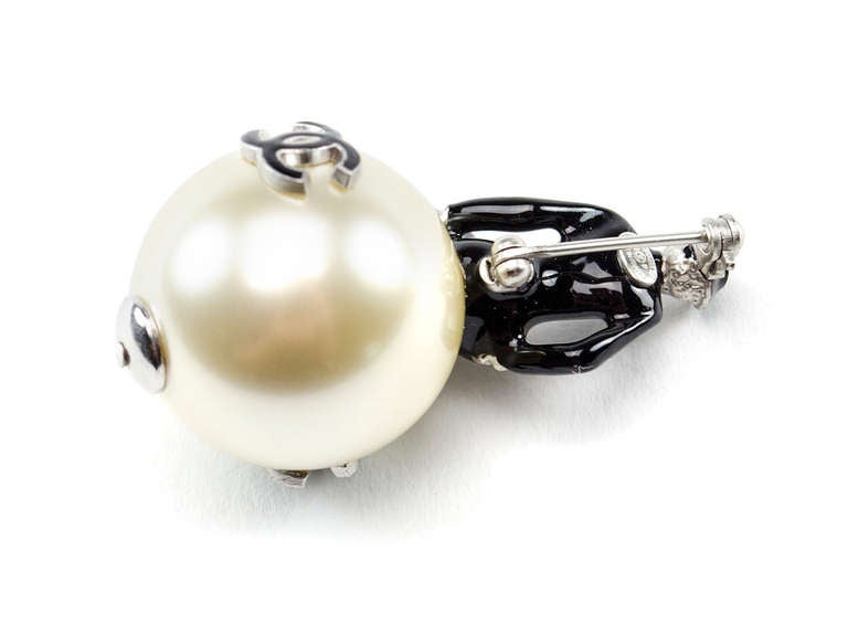 This charming brooch features Miss Mademoiselle herself atop her pearl brooch. Conquer office debacle in style with this chic brooch!

Includes: Box.

Measurements: 2