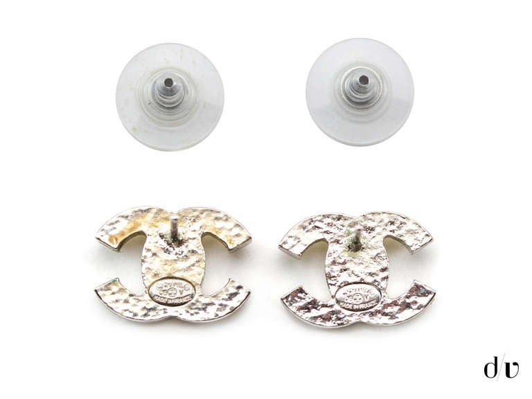 Kick the classic up a notch with these Chanel 'CC' logo earrings. These Chanel earrings feature the traditional 'CC' logo with faux pearl detail on the front. 

Measurements: .5