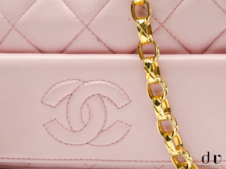Chanel Vintage Crossbody Bag In Good Condition For Sale In San Diego, CA