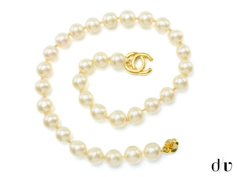 Make a statement in this Chanel vintage faux pearl necklace! Wear it elegantly or go rocker chic, one thing's for sure---you can't go wrong with this piece! This necklace features off white faux pearl detail throughout with a gold tone interlocking
