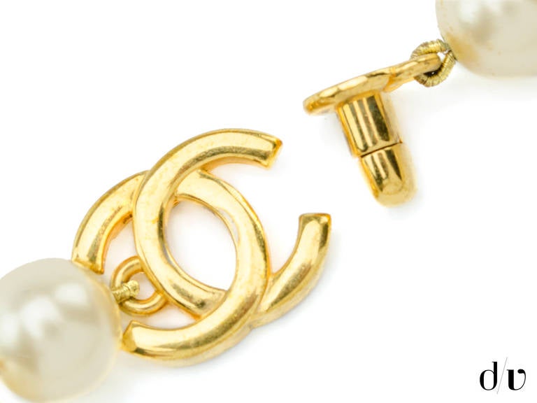 Women's Chanel Faux Pearl Interlocking CC Necklace For Sale