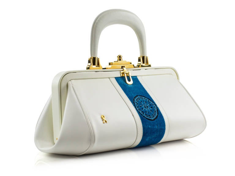 Perfect for everyday! Roberto di Camerino bag in white leather with blue suede detailing at the front and gold tone hardware.