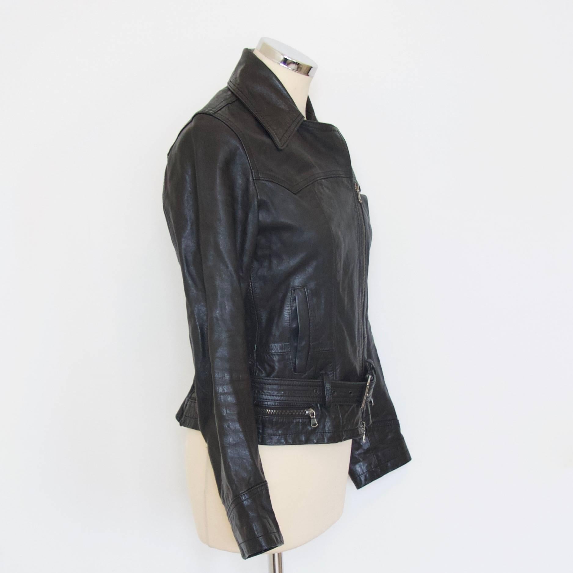Adriano Goldschmied black leather jacket

100% leather
Lining 70% cotton 30% viscose

Size M